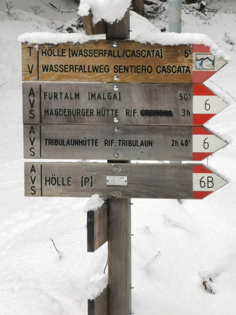 Le indicazioni dei sentieri Le indicazioni dei sentieri