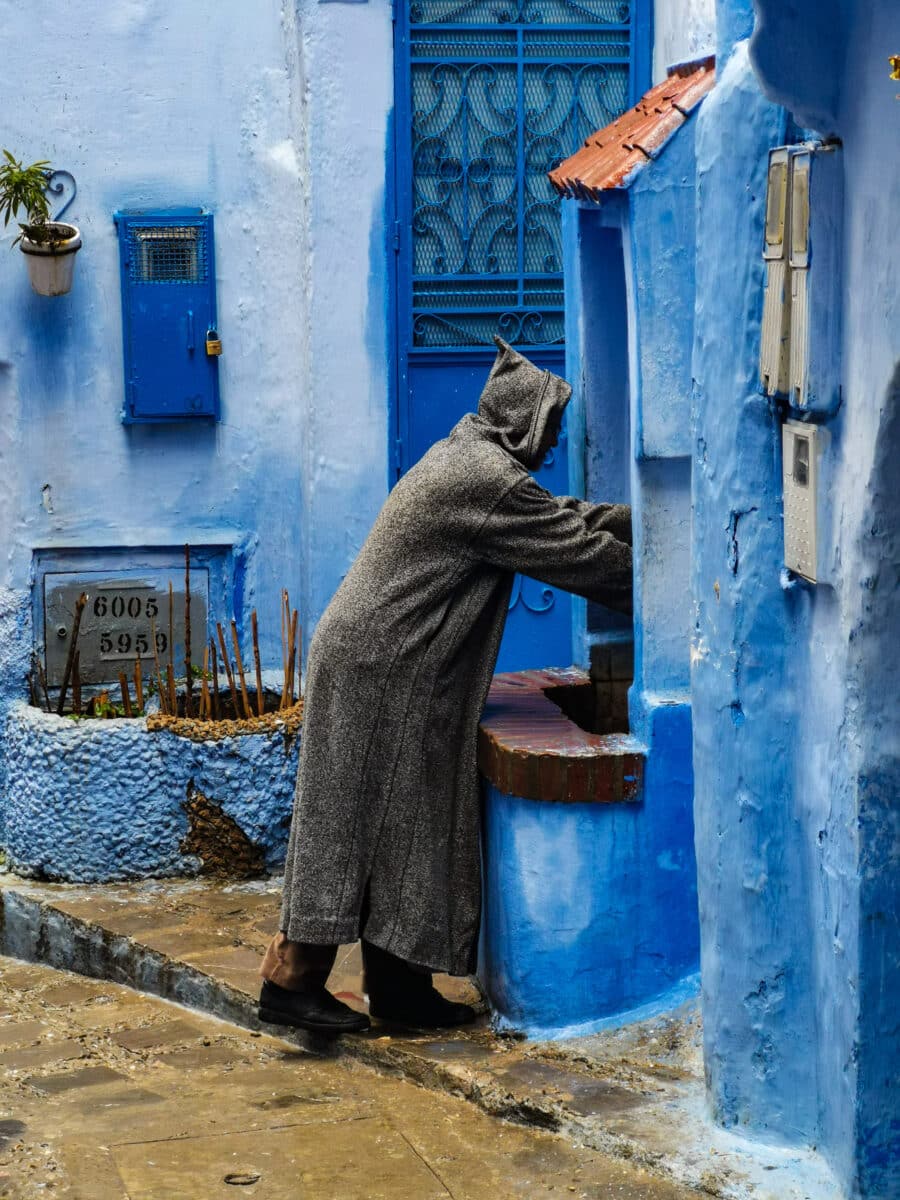 Scorci di vita quotidiana nella città blu Scorci di vita quotidiana nella città blu