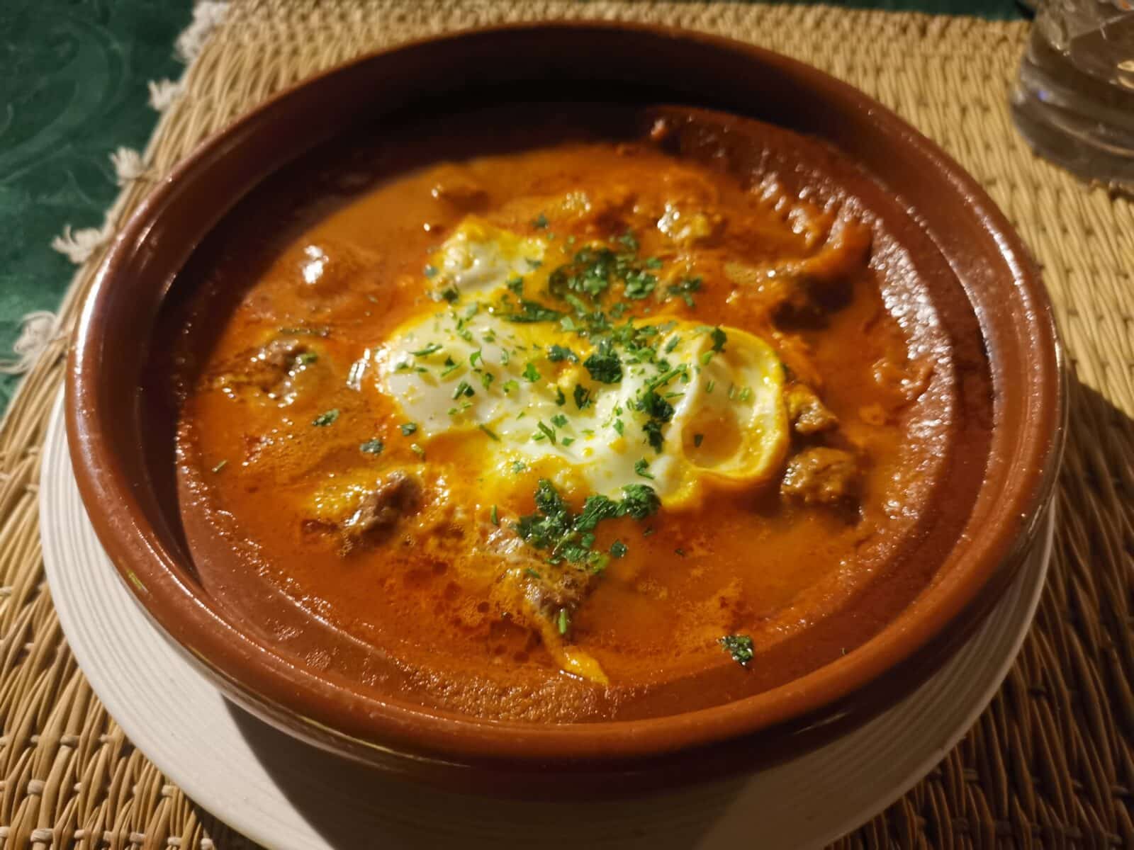 Tajine con carme macinata e uova Tajine con carme macinata e uova