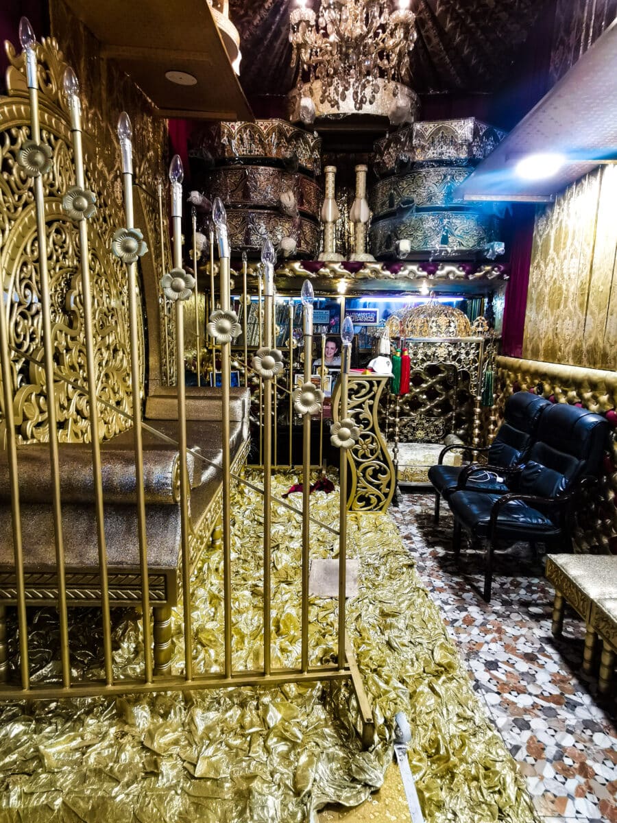 Un laboratorio di troni dorati per matrimoni nel Souq an-Nejjarine Un laboratorio di troni dorati per matrimoni nel Souq an-Nejjarine