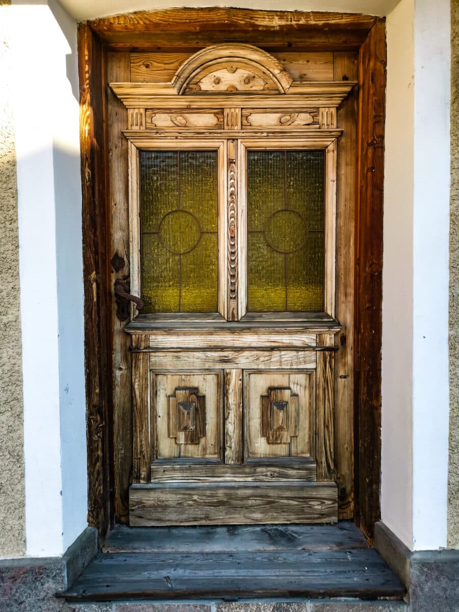 Un'antica porta su una casa di Colle Isarco Un'antica porta su una casa di Colle Isarco