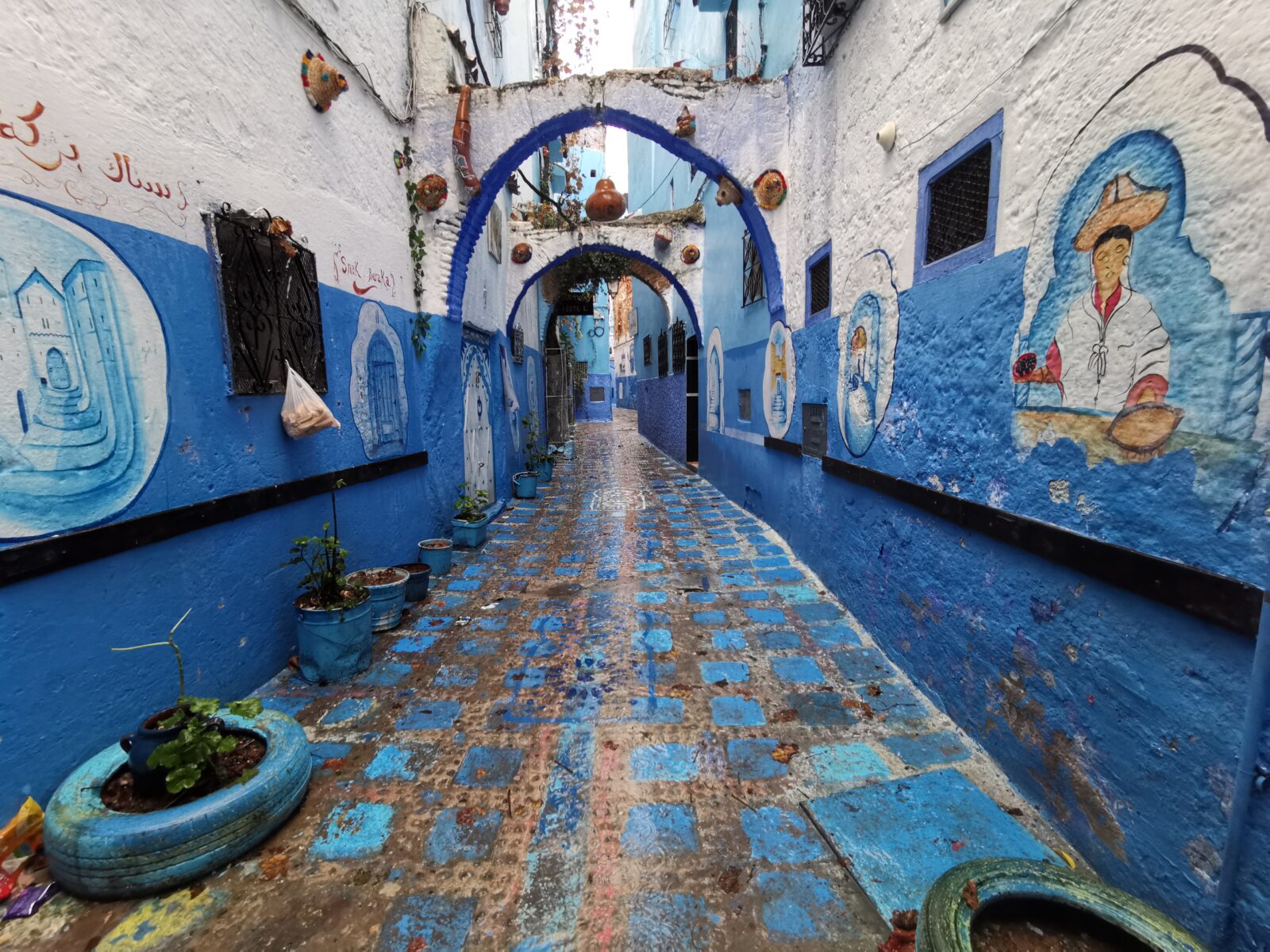 Uno dei pittoreschi vicoli di Chefchaouen Uno dei pittoreschi vicoli di Chefchaouen