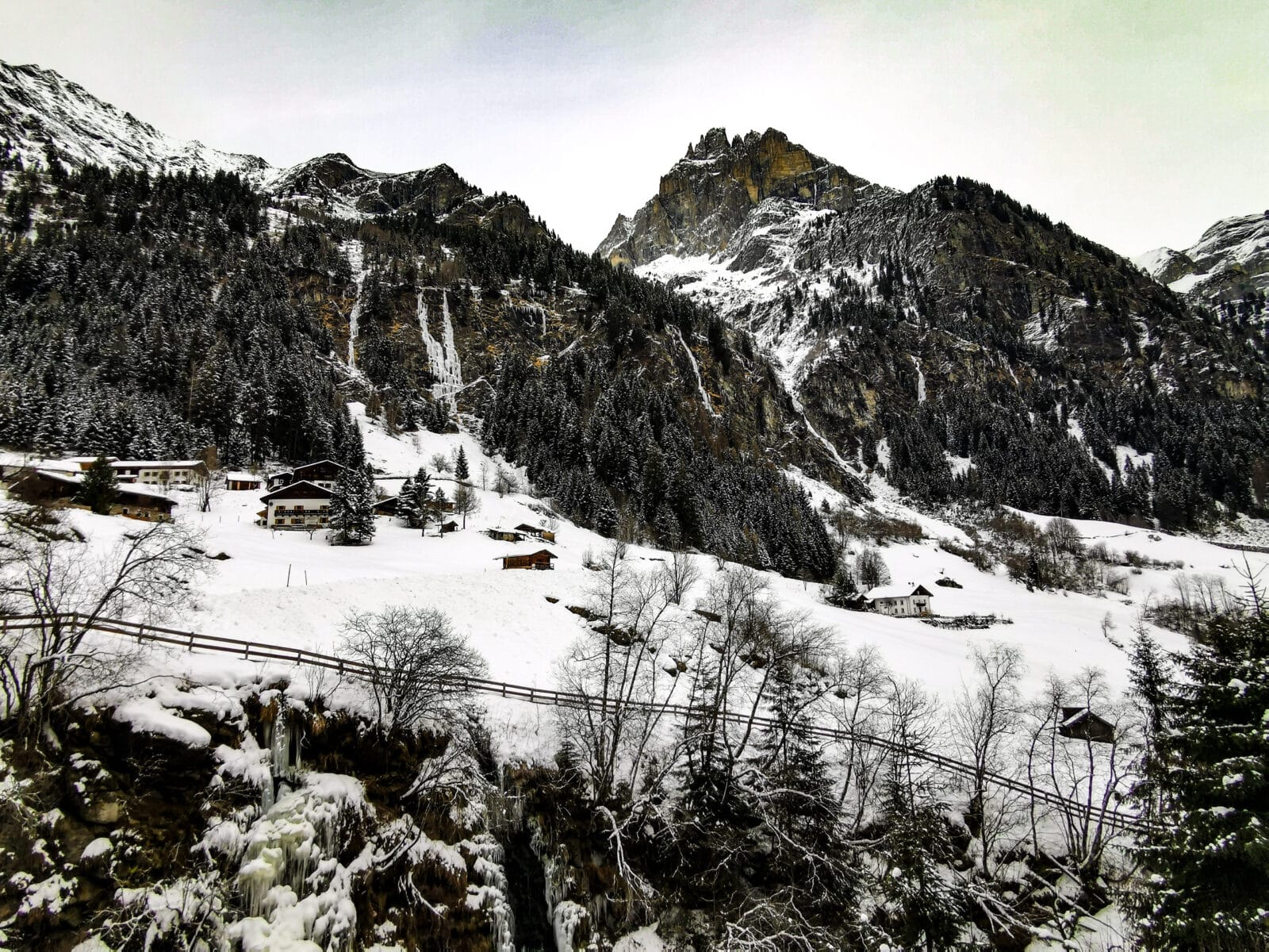 Vista panoramica sulla valle dal sentiero delle cascate Vista panoramica sulla valle dal sentiero delle cascate