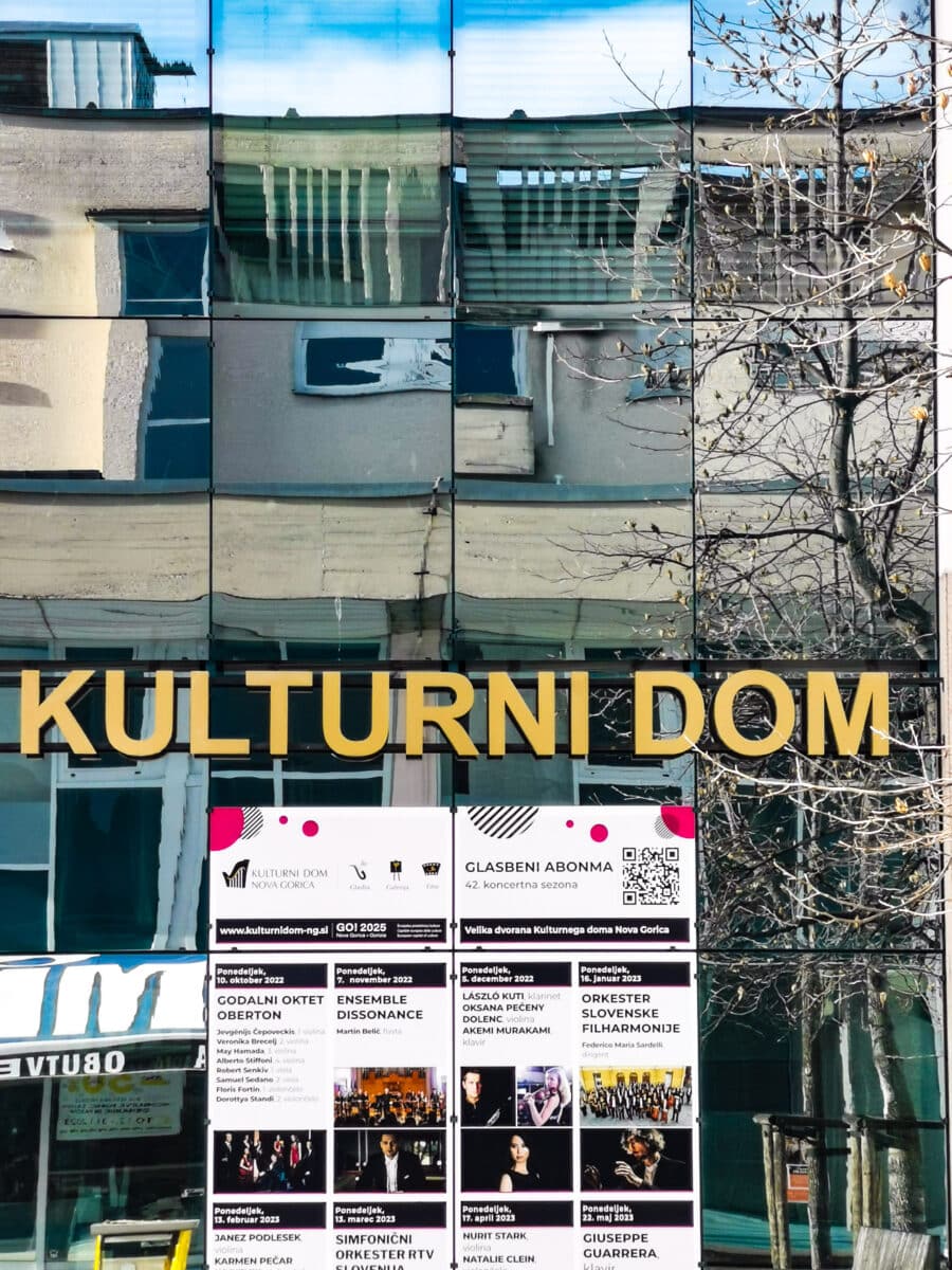 Deattaglio della facciata del Kulturni Dom Deattaglio della facciata del Kulturni Dom