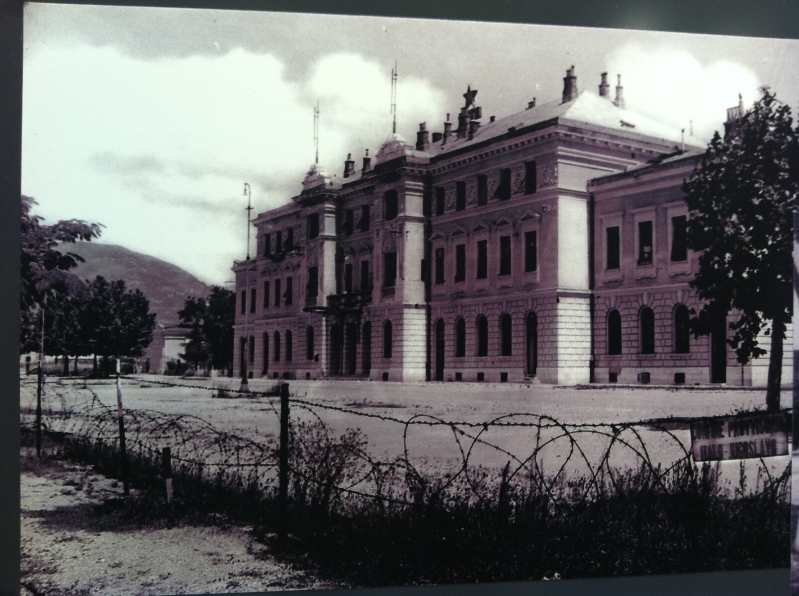 Il filo spinato che divideva piazza della Transalpina Il filo spinato che divideva piazza della Transalpina