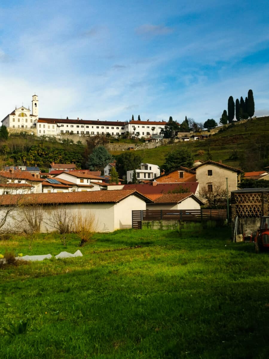 Il Monastero di Castagnevizza dal valico del Rafut Il Monastero di Castagnevizza dal valico del Rafut