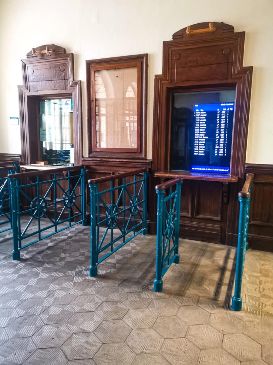 La biglietteria della stazione Transalpina La biglietteria della stazione Transalpina