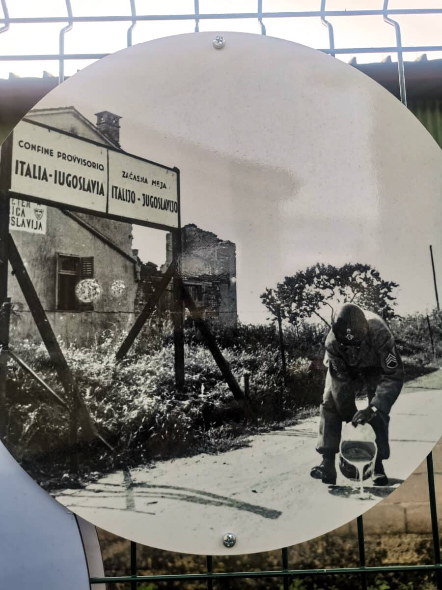 La creazione della linea bianca in una delle immagini dei pannelli circolari della mostra La creazione della linea bianca in una delle immagini dei pannelli circolari della mostra