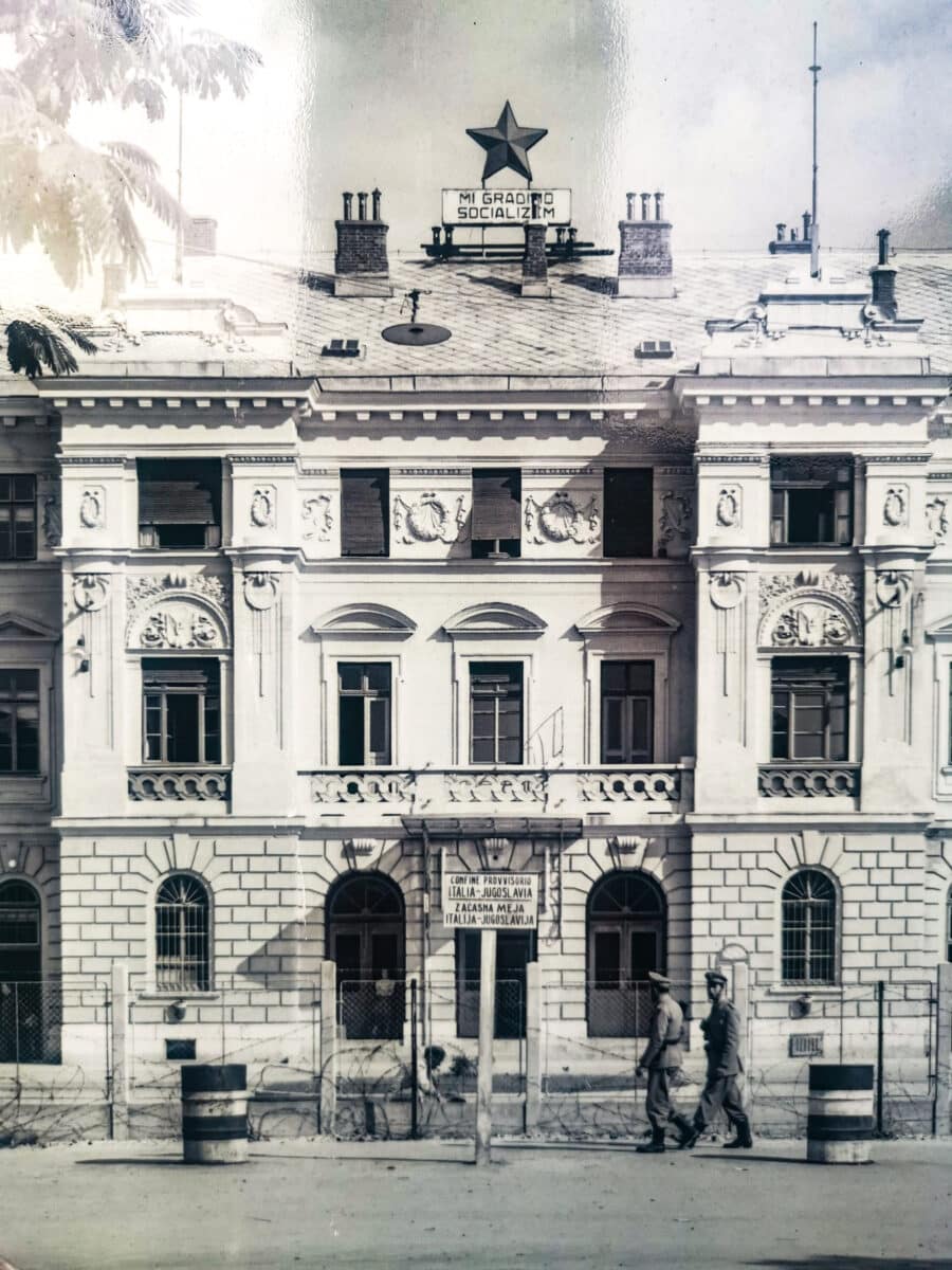 La stazione della Transalpina con il filo spinato che divide la piazza La stazione della Transalpina con il filo spinato che divide la piazza