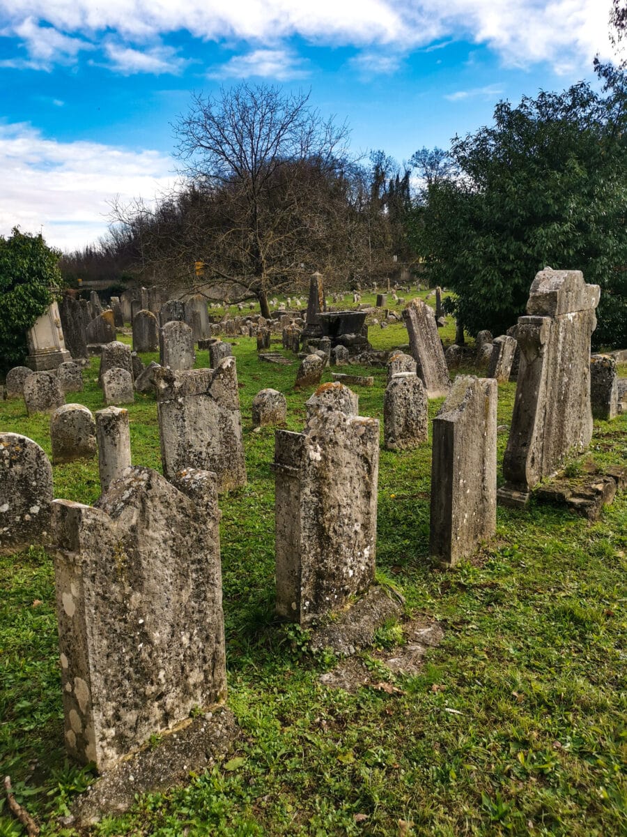 Lapidi del cimitero ebraico Lapidi del cimitero ebraico
