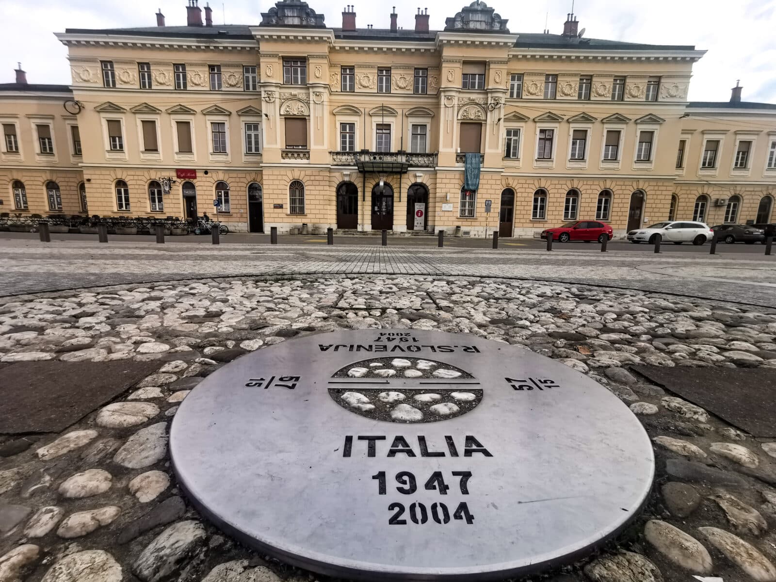 La piazza con la stazione Transalpina vista dal lato italiano La piazza con la stazione Transalpina vista dal lato italiano