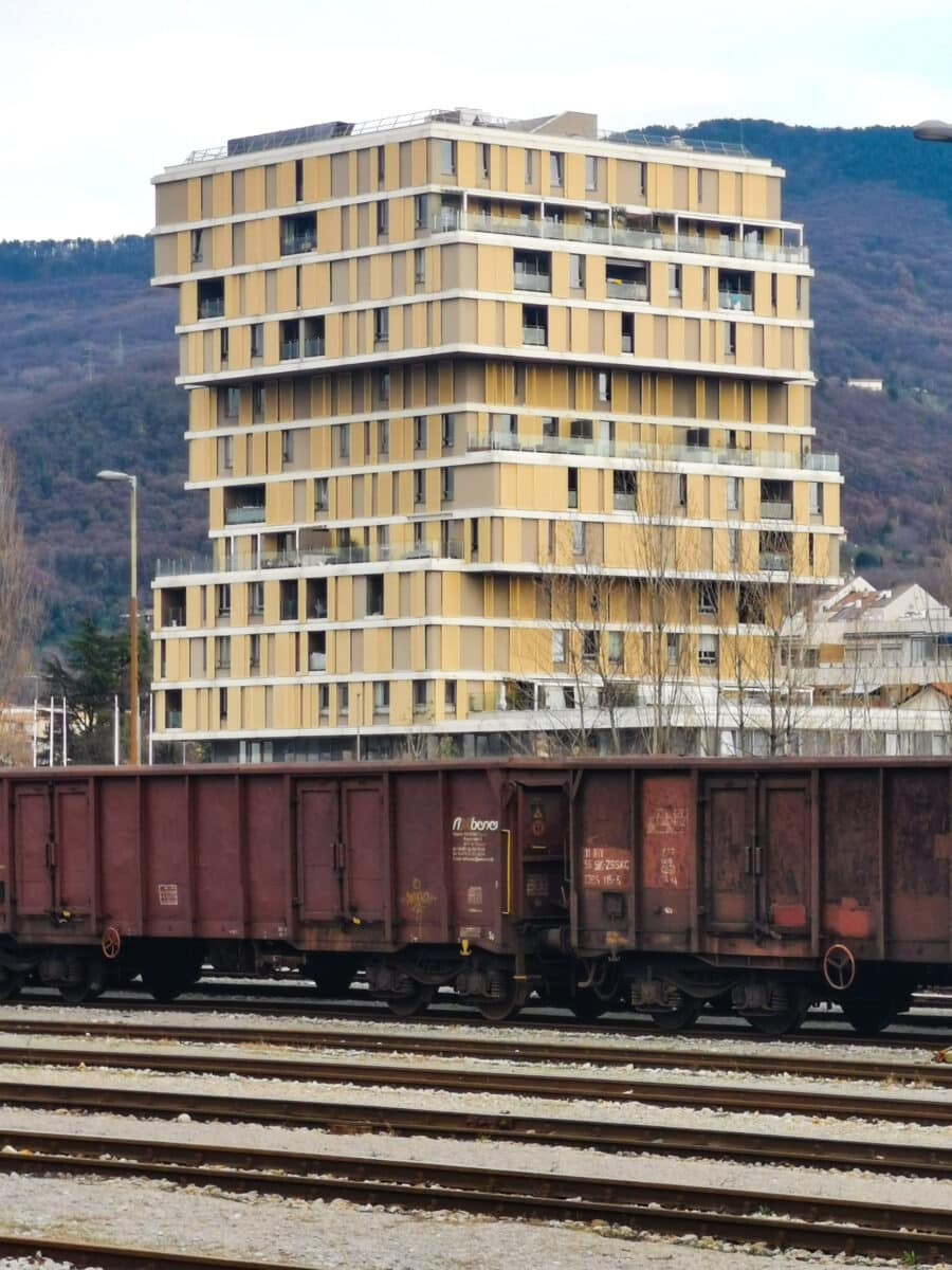 Vista di un palazzo di Nova Gorica dalla stazione Transalpina Vista di un palazzo di Nova Gorica dalla stazione Transalpina