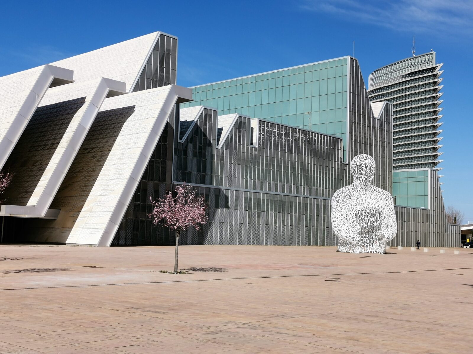 Il Palazzo dei Congressi, la Torre dell'Acqua e la scultura Alma de Ebro Il Palazzo dei Congressi, la Torre dell'Acqua e la scultura Alma de Ebro