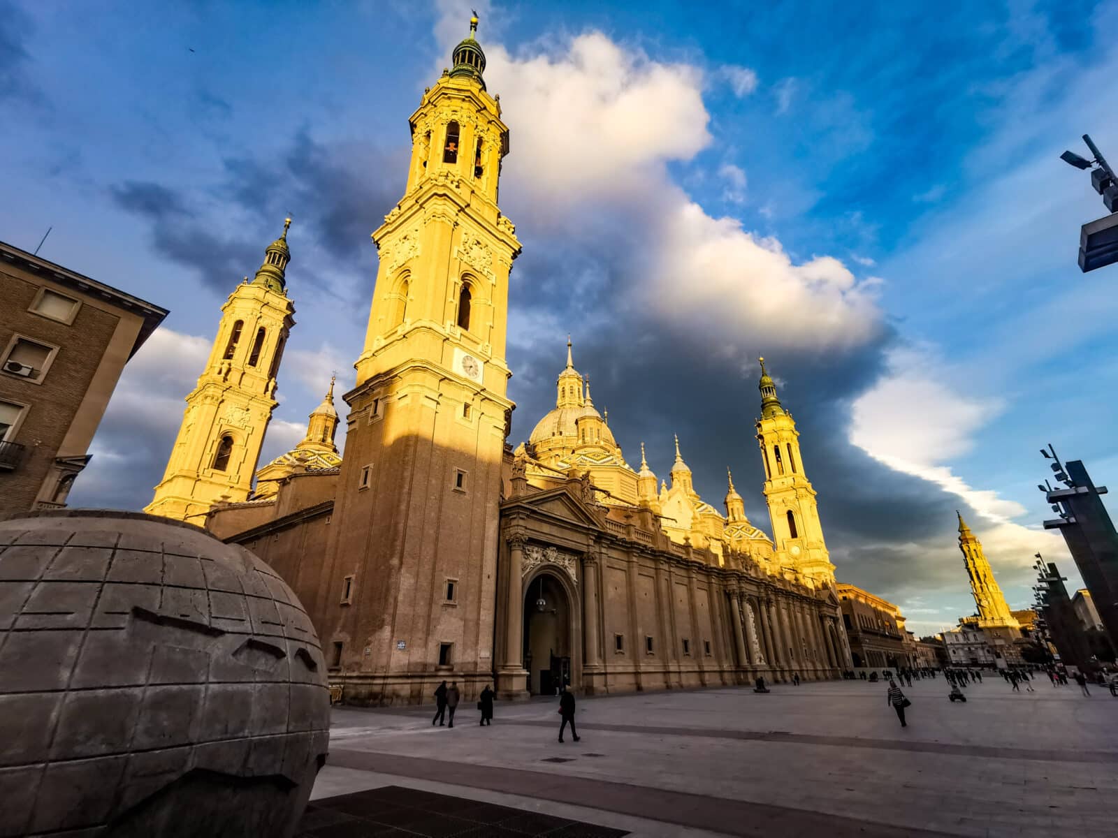 Plaza del Pilar con la basilica in primo piano Plaza del Pilar con la basilica in primo piano