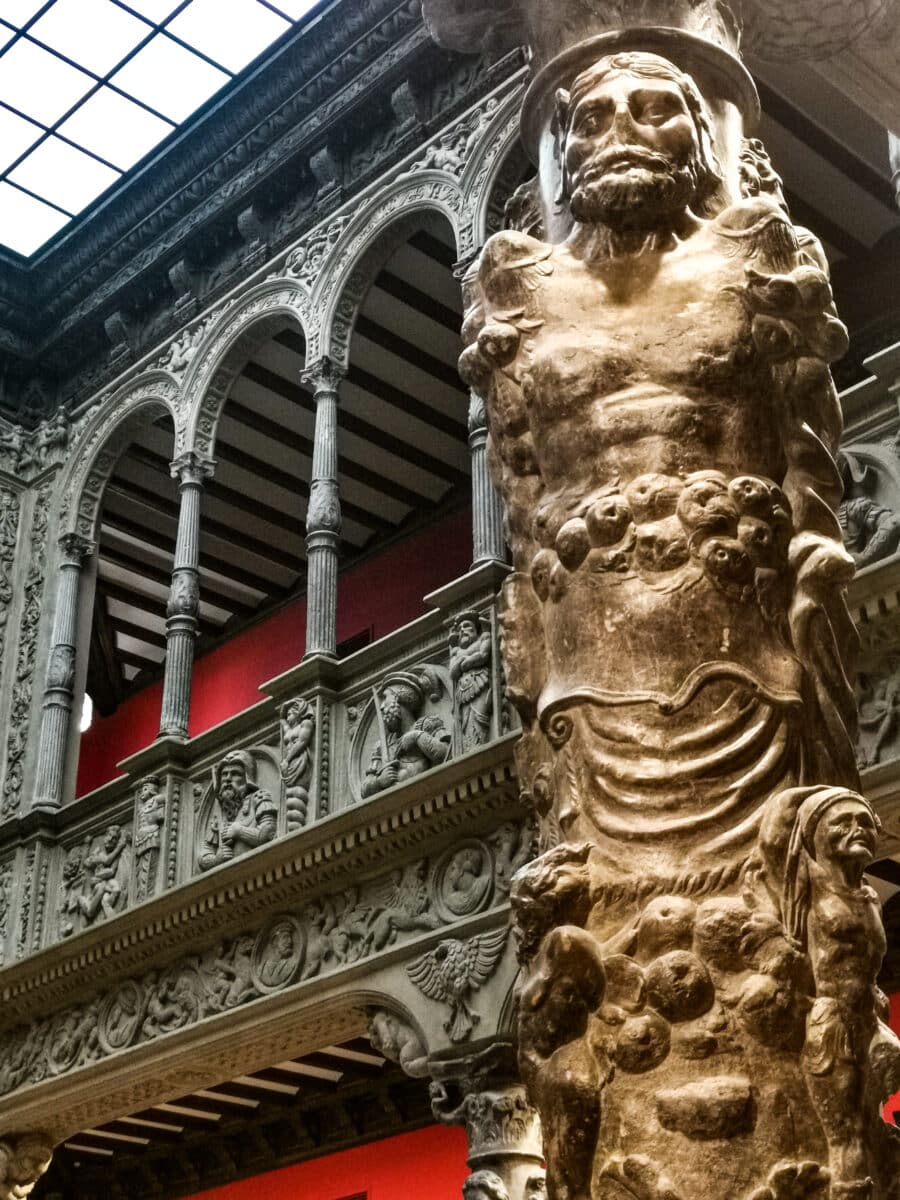 Una delle magnifiche sculture sulle colonne Una delle magnifiche sculture sulle colonne