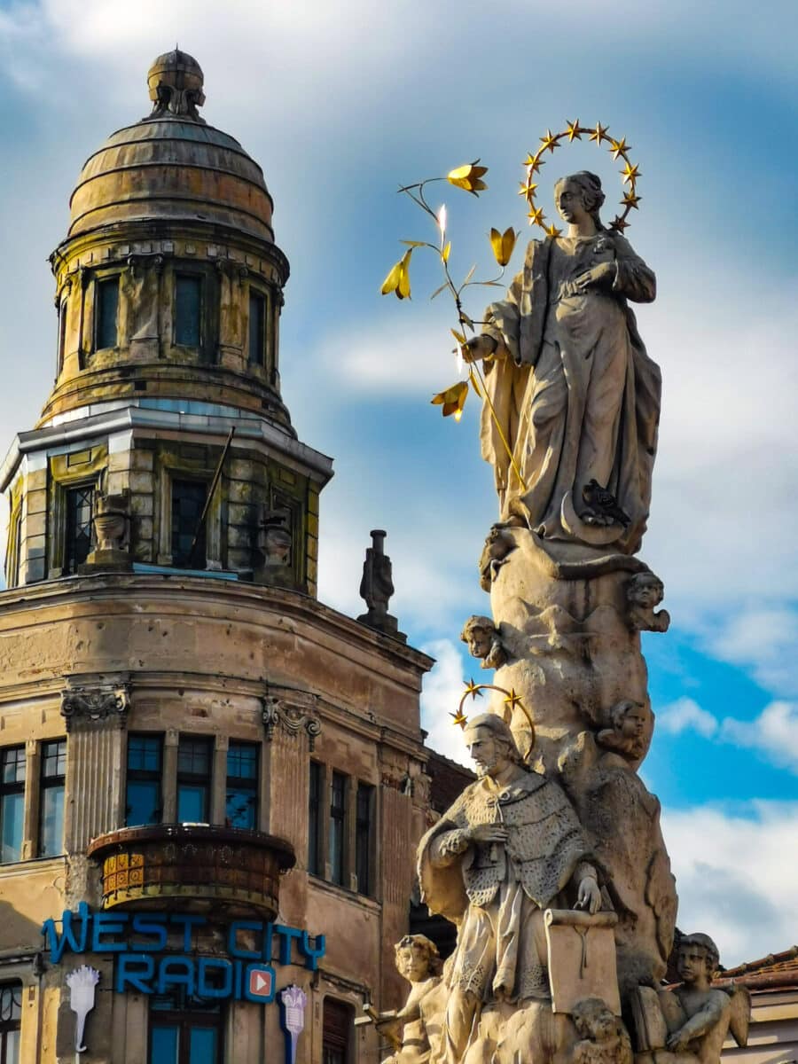 Dettaglio della statua di San Giovanni Nepomuceno e della Vergine Maria Dettaglio della statua di San Giovanni Nepomuceno e della Vergine Maria