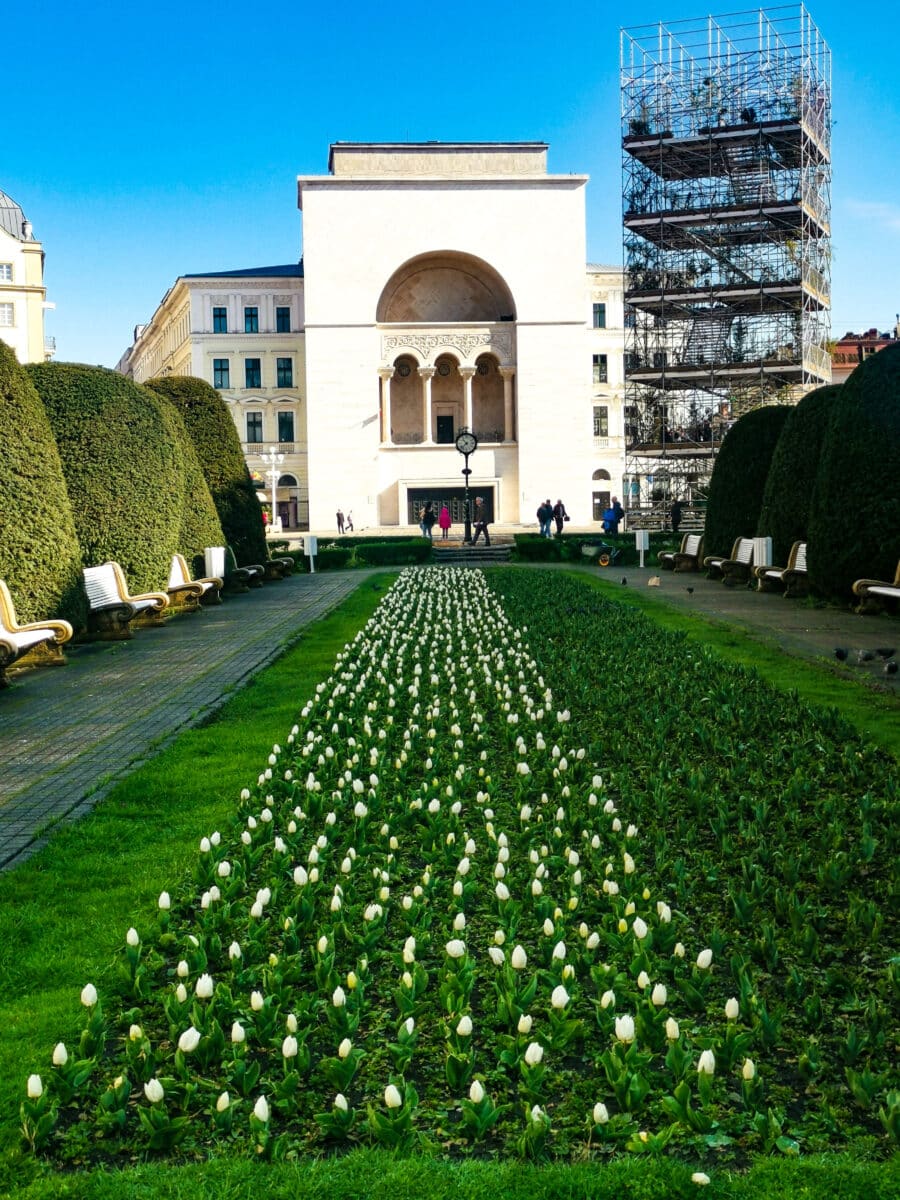 Il parco con le aiule fiorite di tulipani bianchi di fronte al teatro Il parco con le aiule fiorite di tulipani bianchi di fronte al teatro