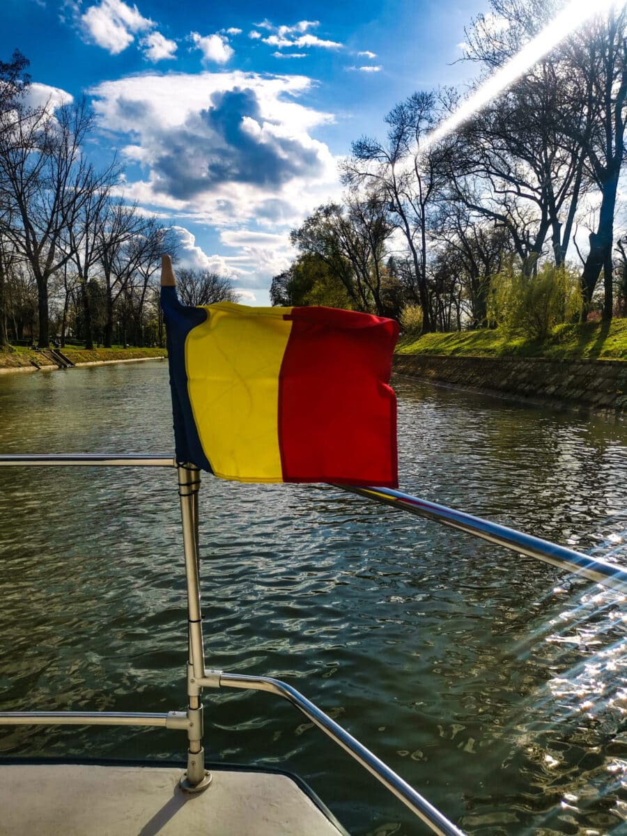 In battello lungo il canale Bega In battello lungo il canale Bega
