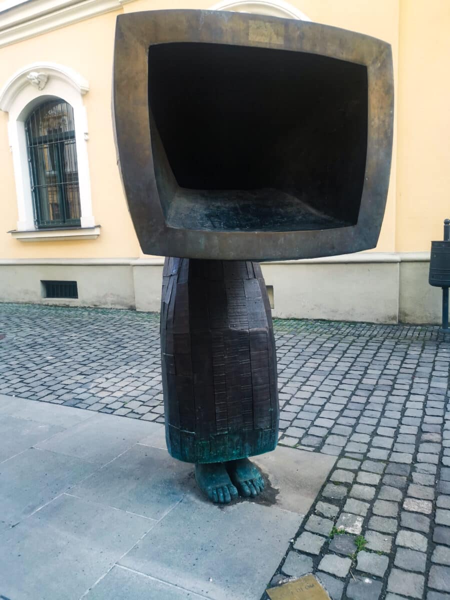 L'enigmatica scultura Guscio umano lungo una delle vie del centro L'enigmatica scultura Guscio umano lungo una delle vie del centro