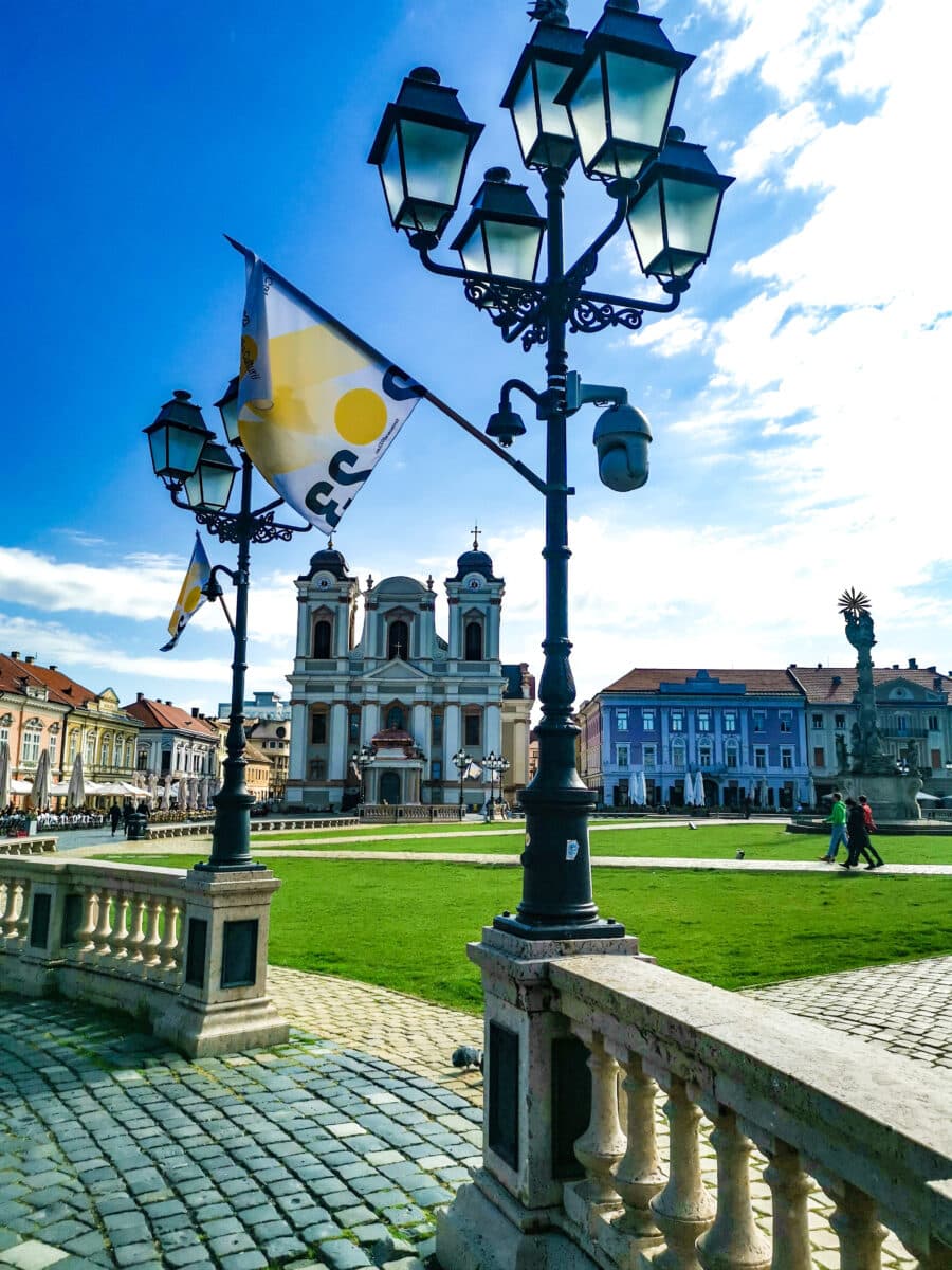 Piata Unirii con sullo sfondo la Cattedrale cattolica Piata Unirii con sullo sfondo la Cattedrale cattolica