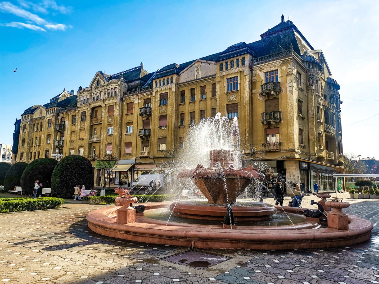 Piata Victorei con la Fontana dei Pesci Piata Victorei con la Fontana dei Pesci
