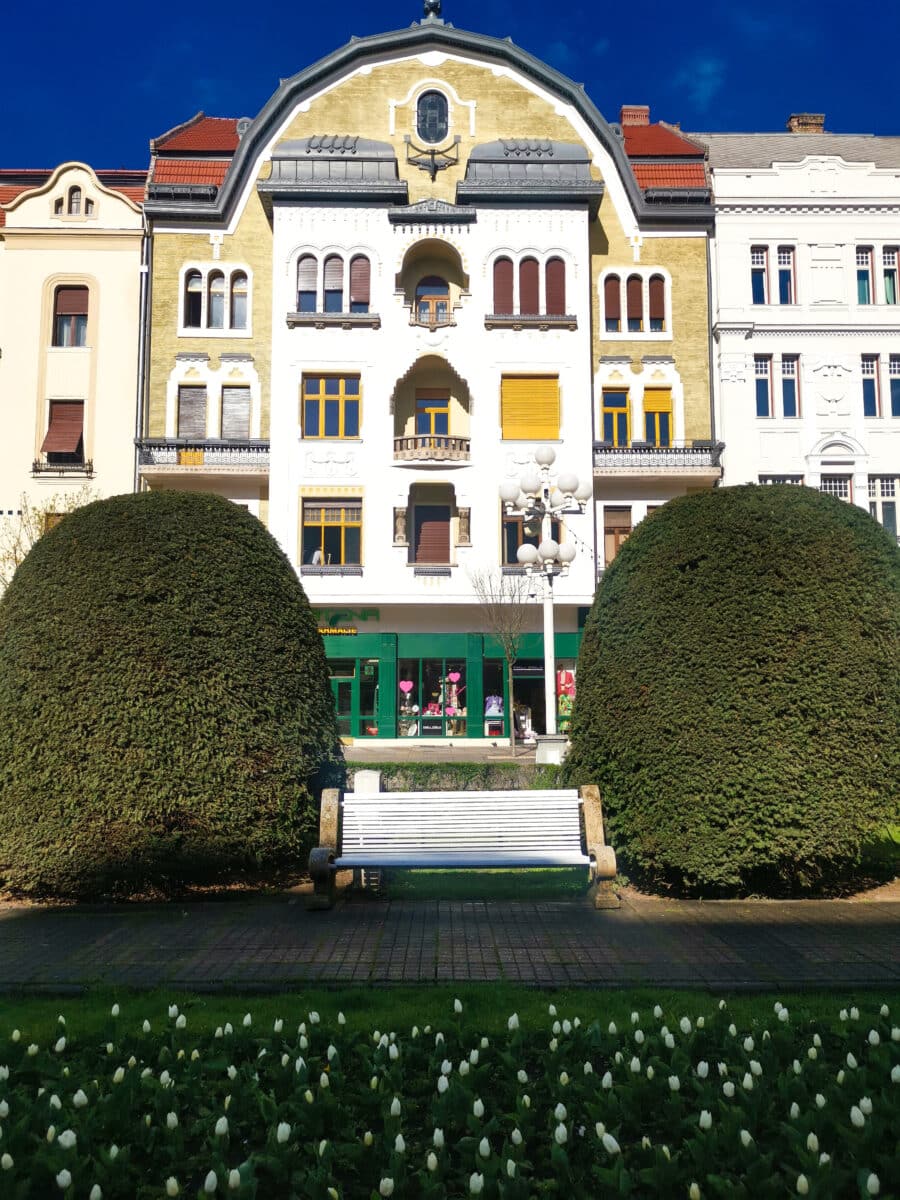 Uno dei bellissimi palazzi di Piata Victorei Uno dei bellissimi palazzi di Piata Victorei