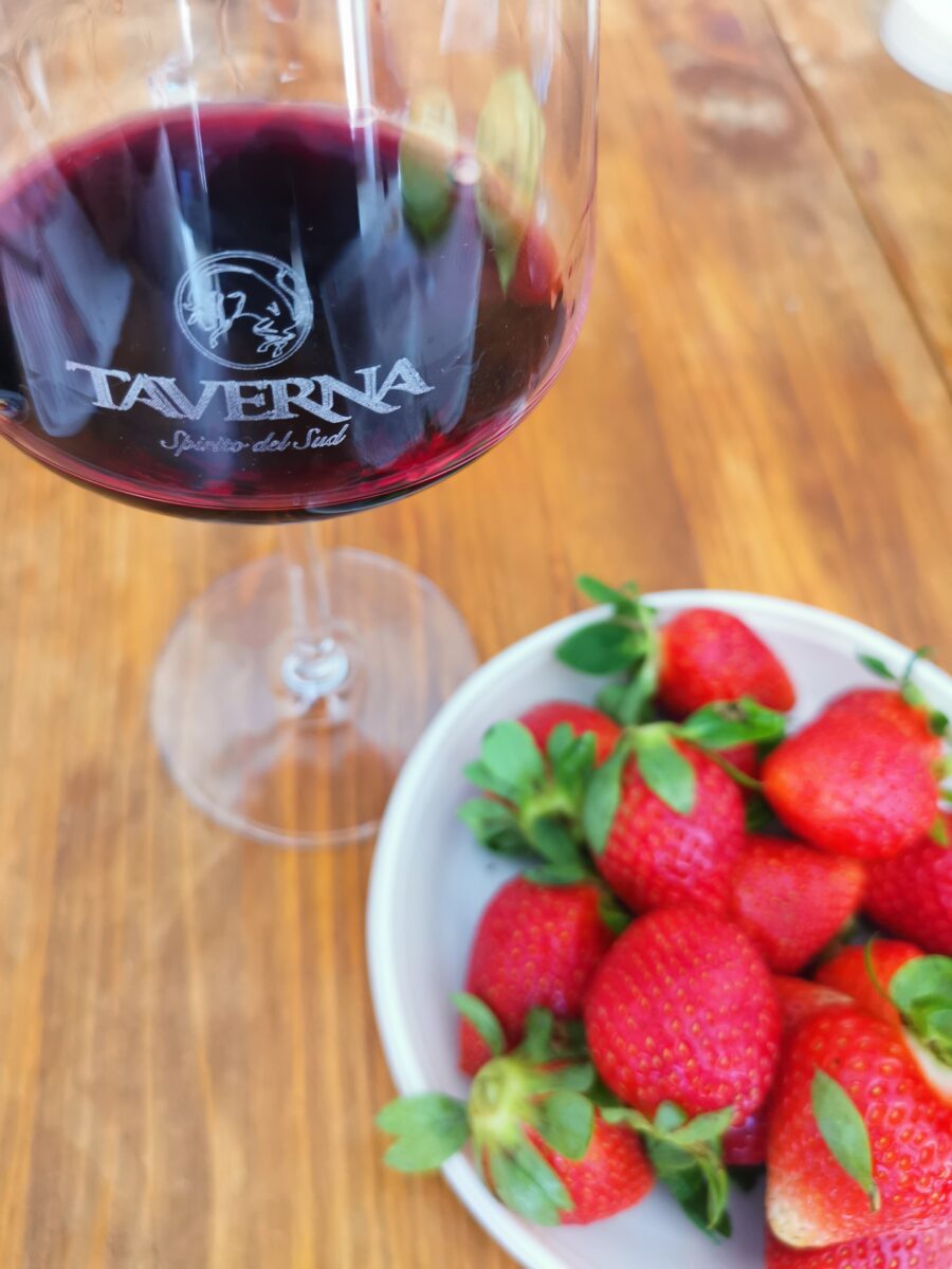 Fragole e Cabernet Souvignon delle Cantine Taverna Fragole e Cabernet Souvignon delle Cantine Taverna