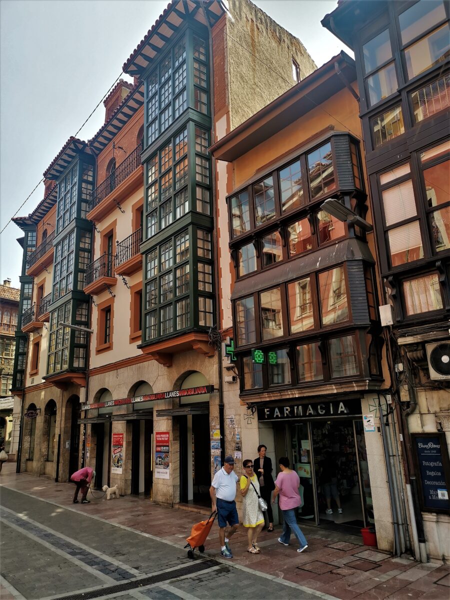 Gli edifici tipici del centro storico di Llanes Gli edifici tipici del centro storico di Llanes