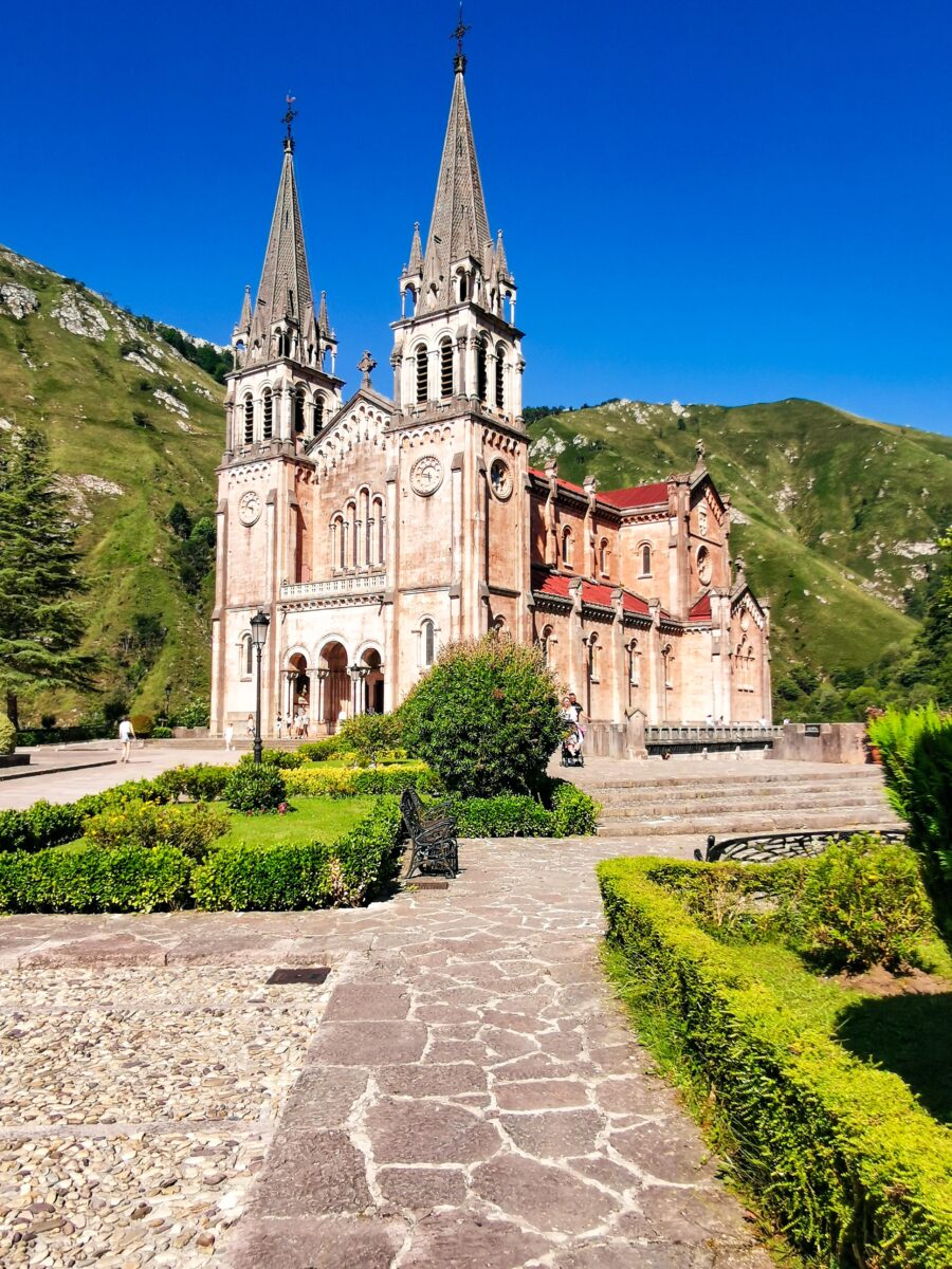 Il Santuario della Virgen de Covadonga Il Santuario della Virgen de Covadonga