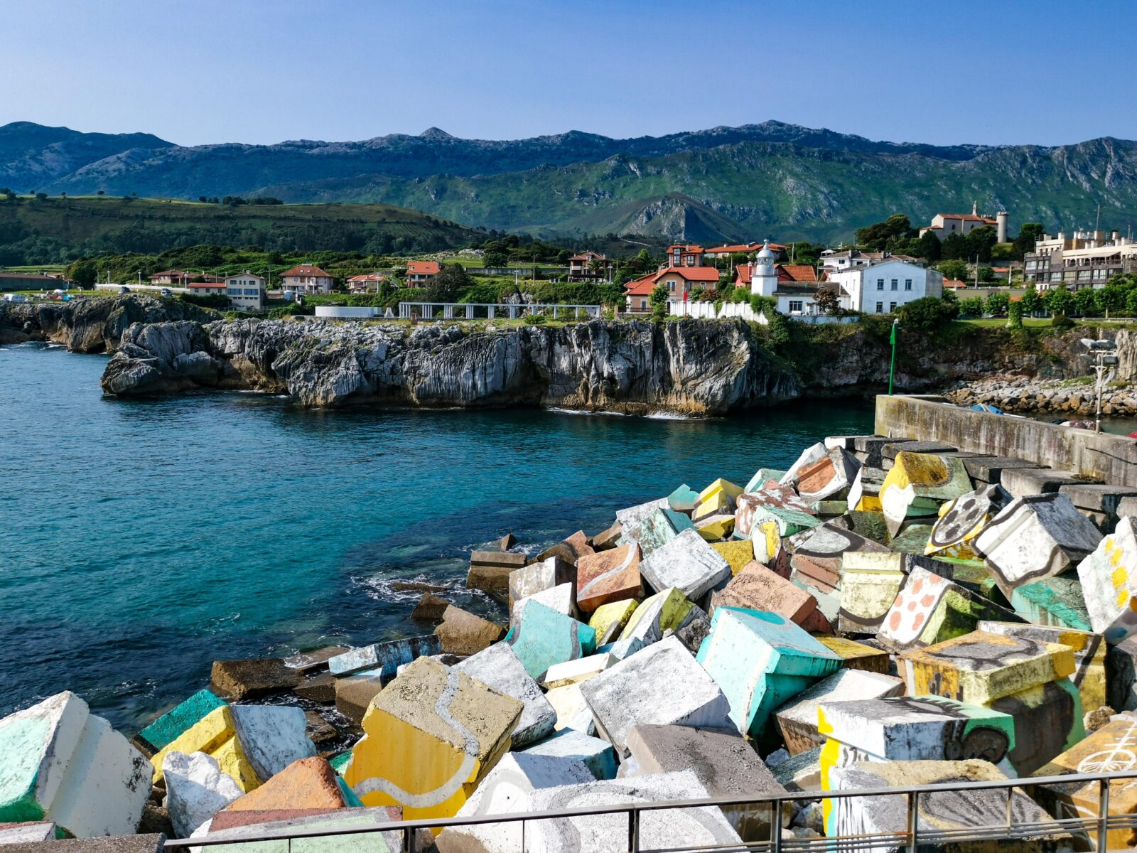 Il molo di Llanes con i cubi dipinti Il molo di Llanes con i cubi dipinti