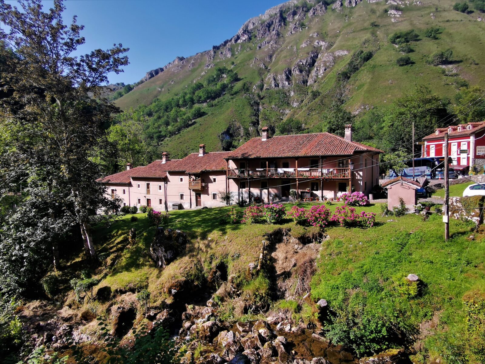 Il paesaggio montano di Covadonga sui Picos occidentali Il paesaggio montano di Covadonga sui Picos occidentali