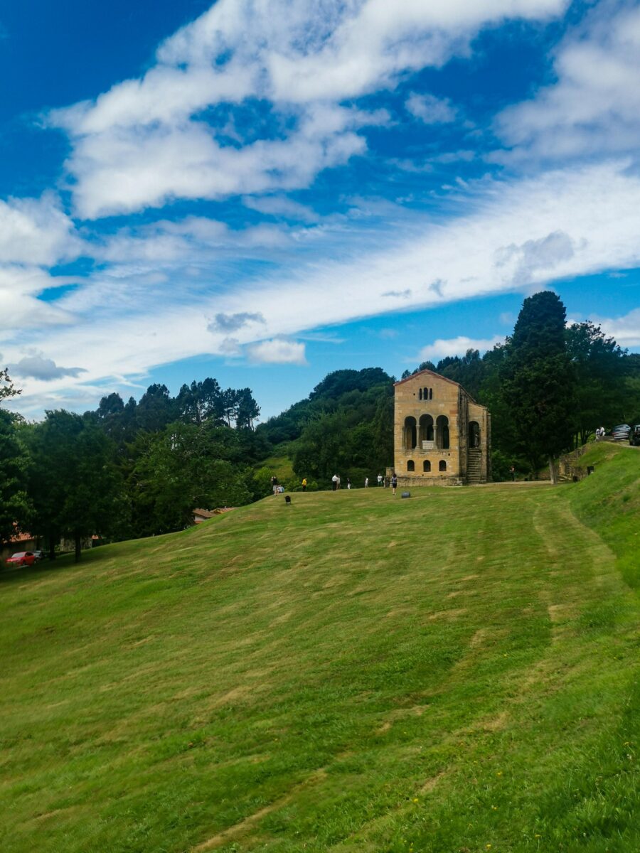 Il panorama intorno al Palacio de Santa Maria del Naranco Il panorama intorno al Palacio de Santa Maria del Naranco