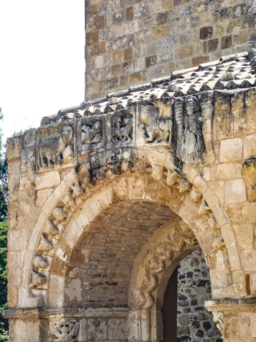 Il portale del santuario con i bassorilievi Il portale del santuario con i bassorilievi