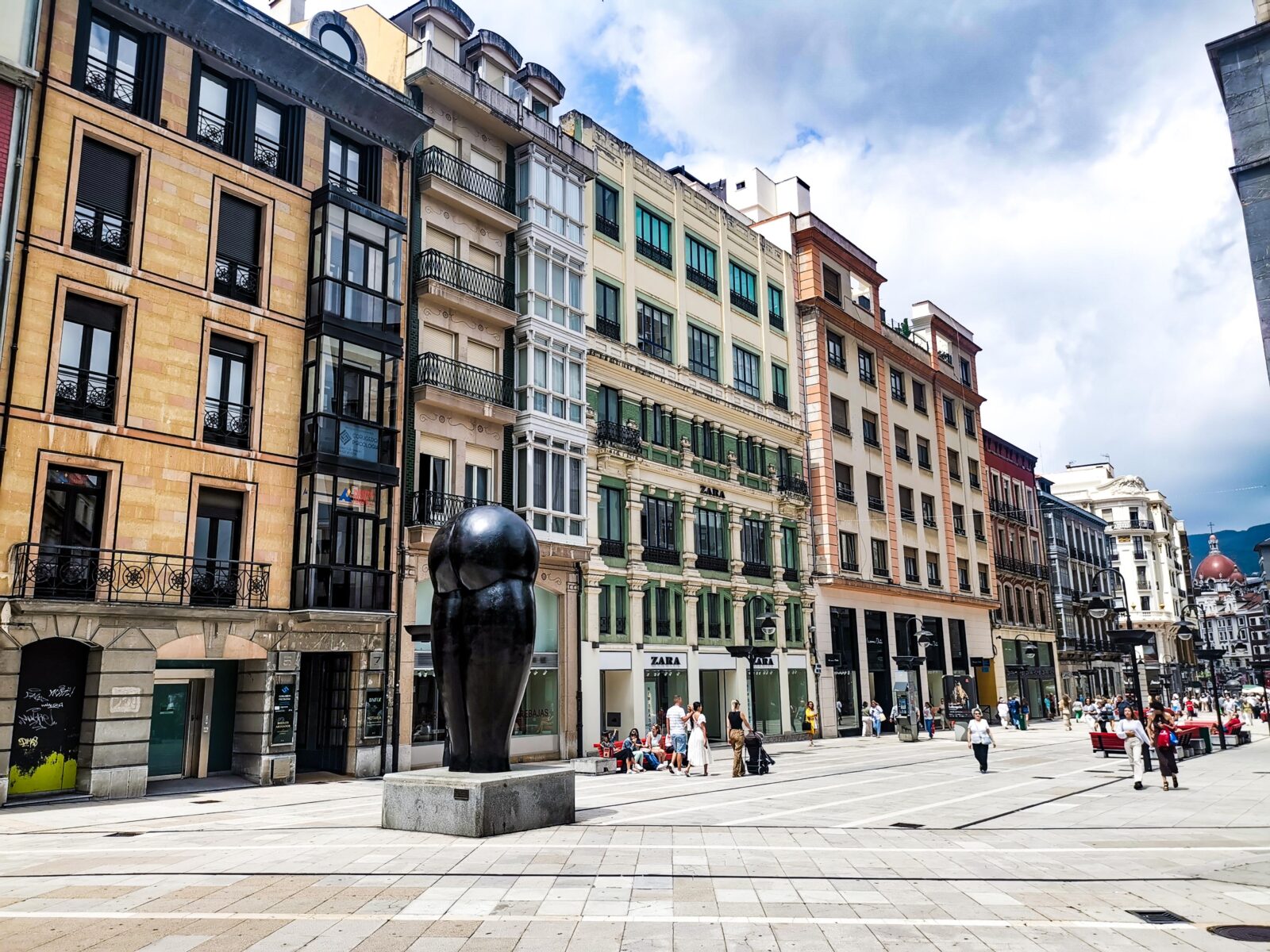 Il viale commerciale della zona moderna di Oviedo Il viale commerciale della zona moderna di Oviedo