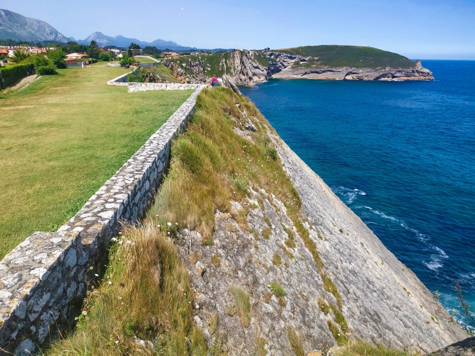 La passeggiata lungo la costa a Llanes La passeggiata lungo la costa a Llanes