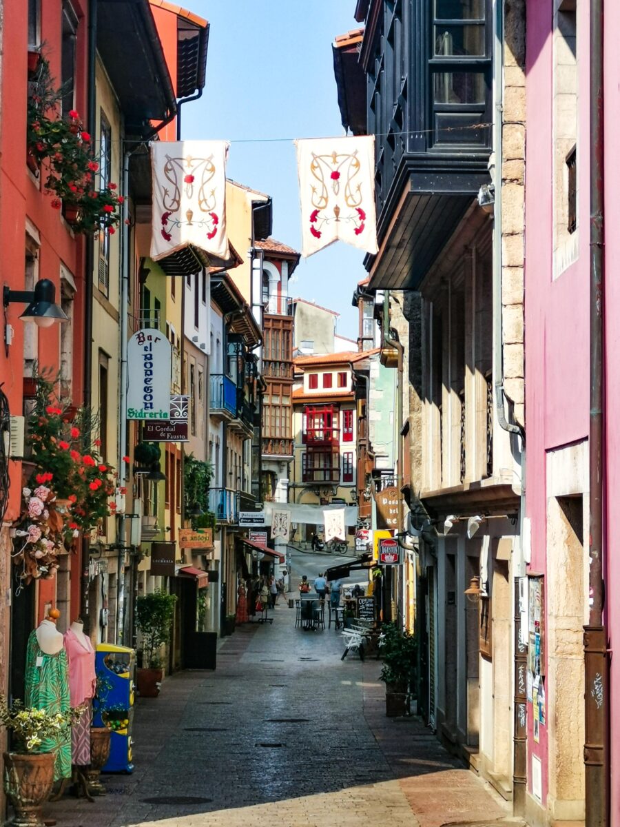 Le vie del centro storico di Llanes Le vie del centro storico di Llanes