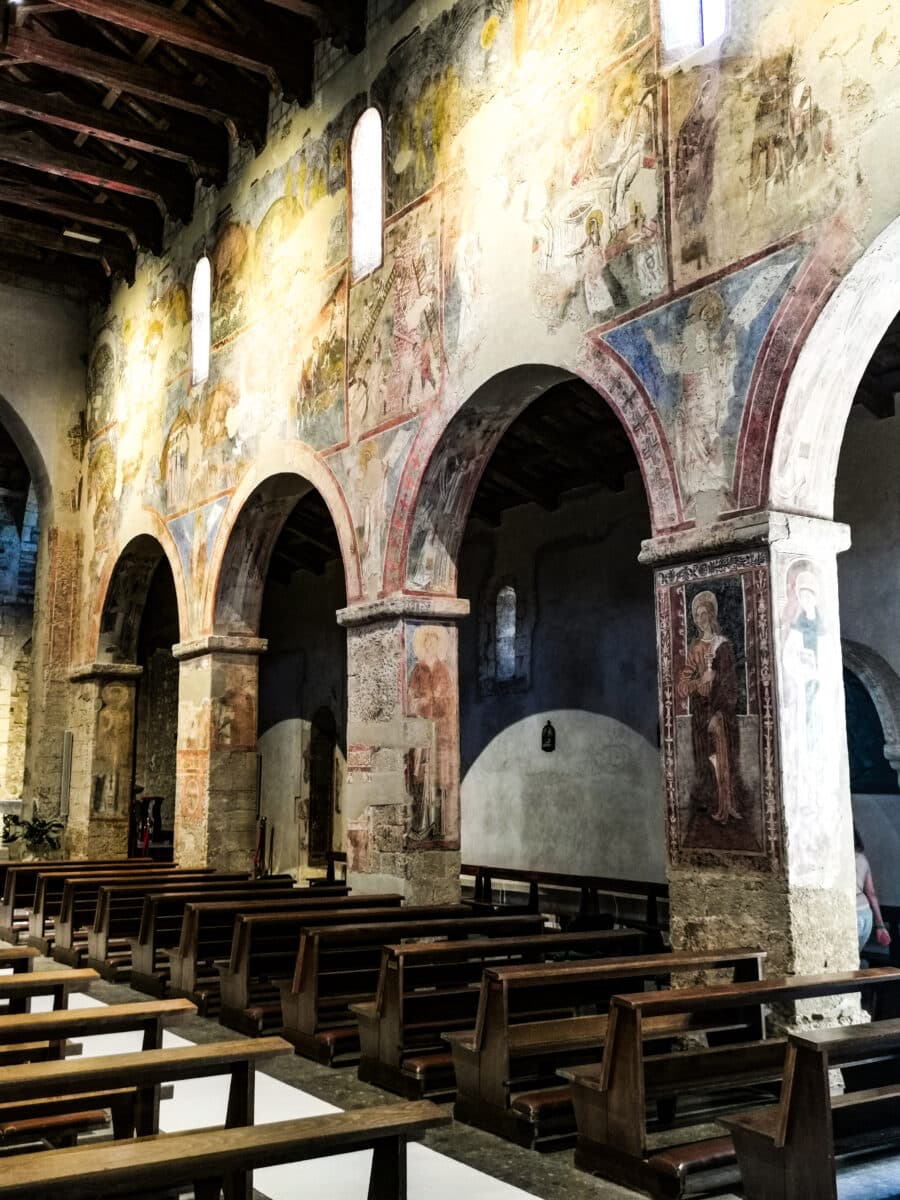 L'interno del santuario di Anglona L'interno del santuario di Anglona