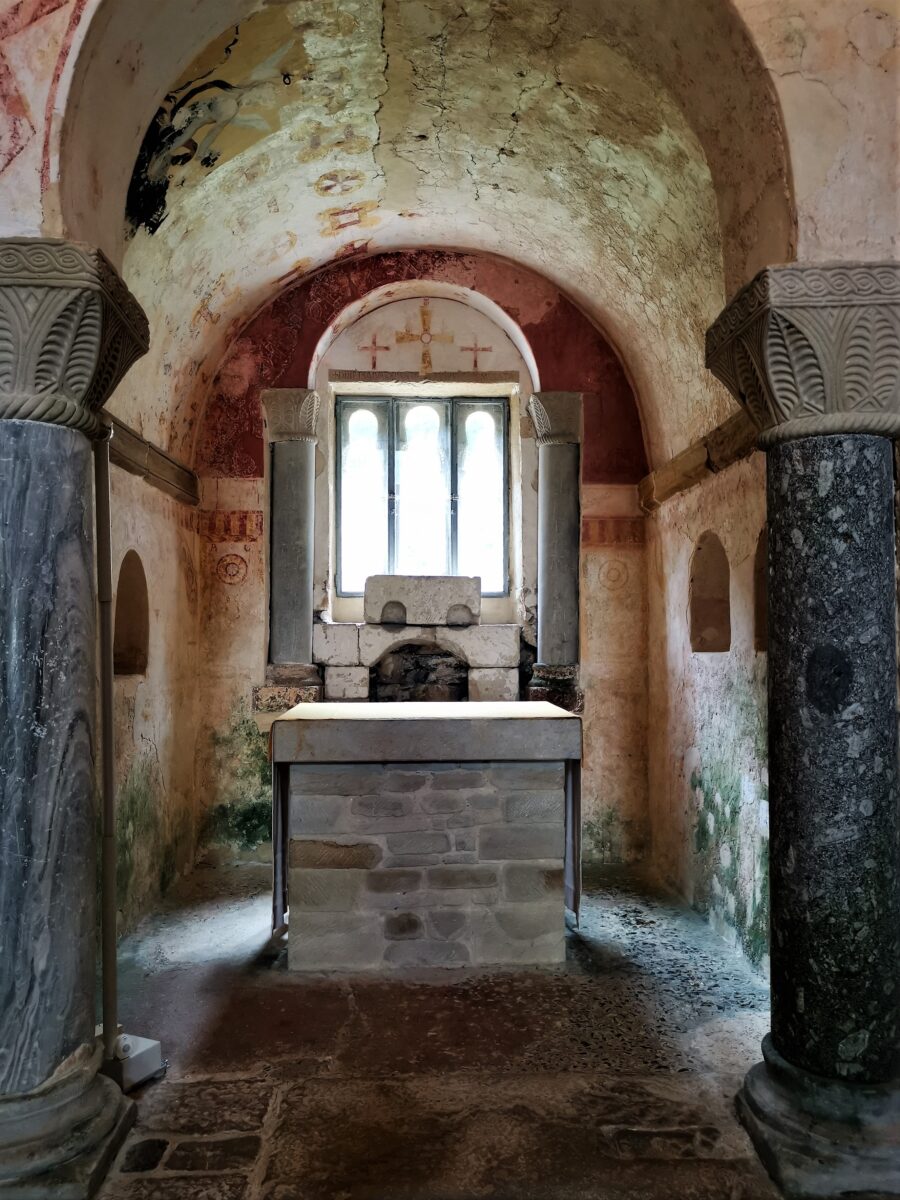 L'interno della chiesa L'interno della chiesa