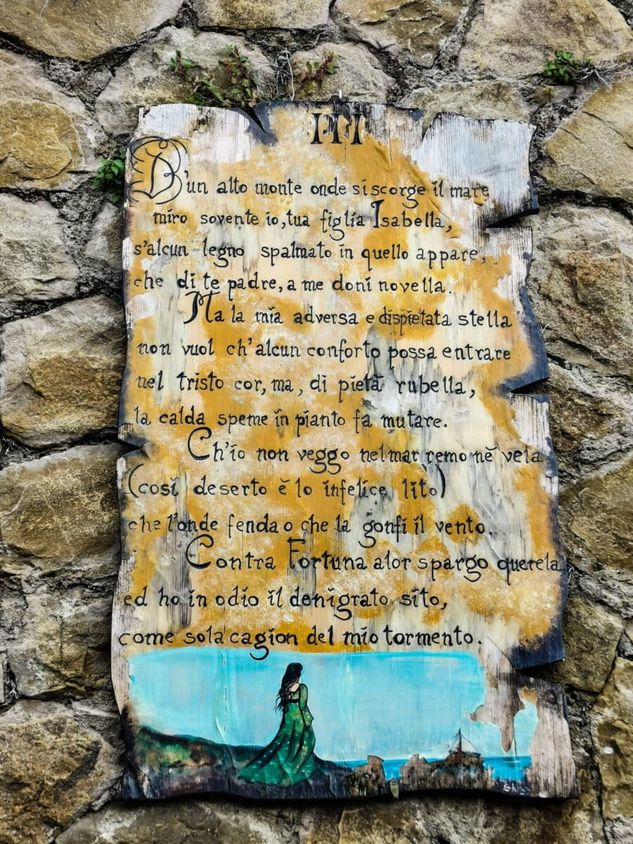 Una poesia nel parco letterario del castello Morra Una poesia nel parco letterario del castello Morra