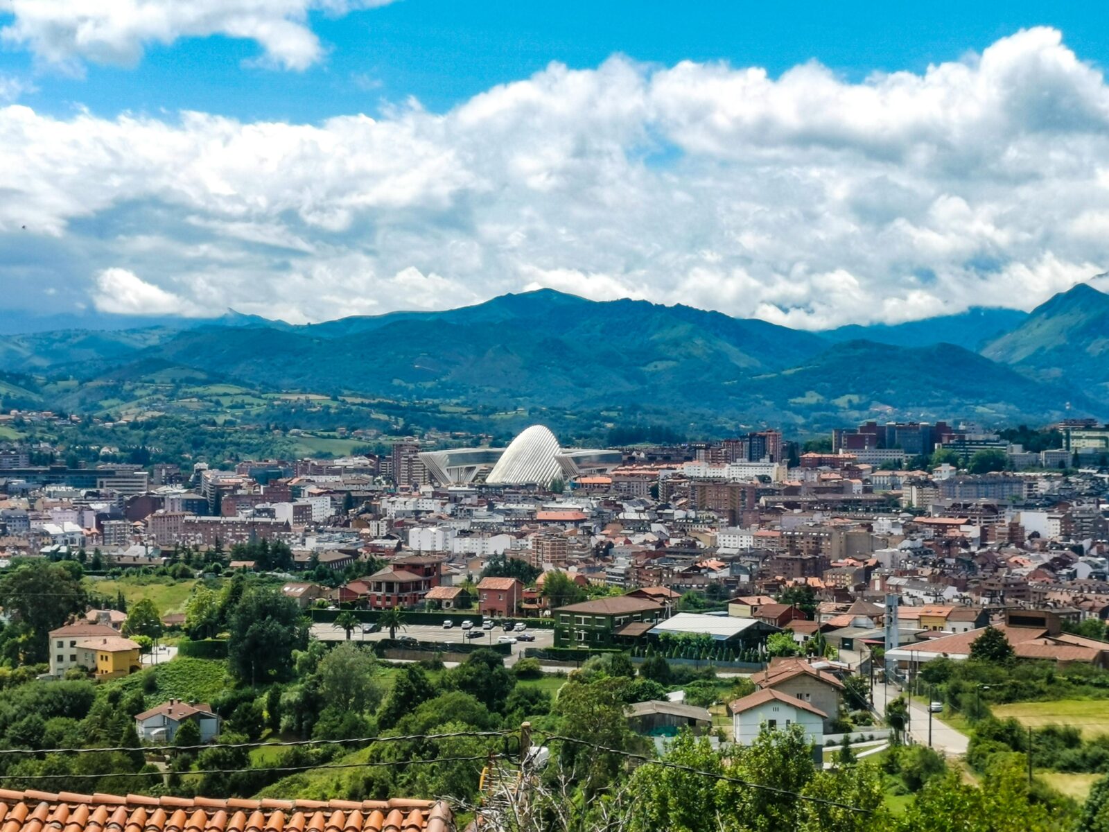 Vista su Oviedo dal Monte Naranco Vista su Oviedo dal Monte Naranco