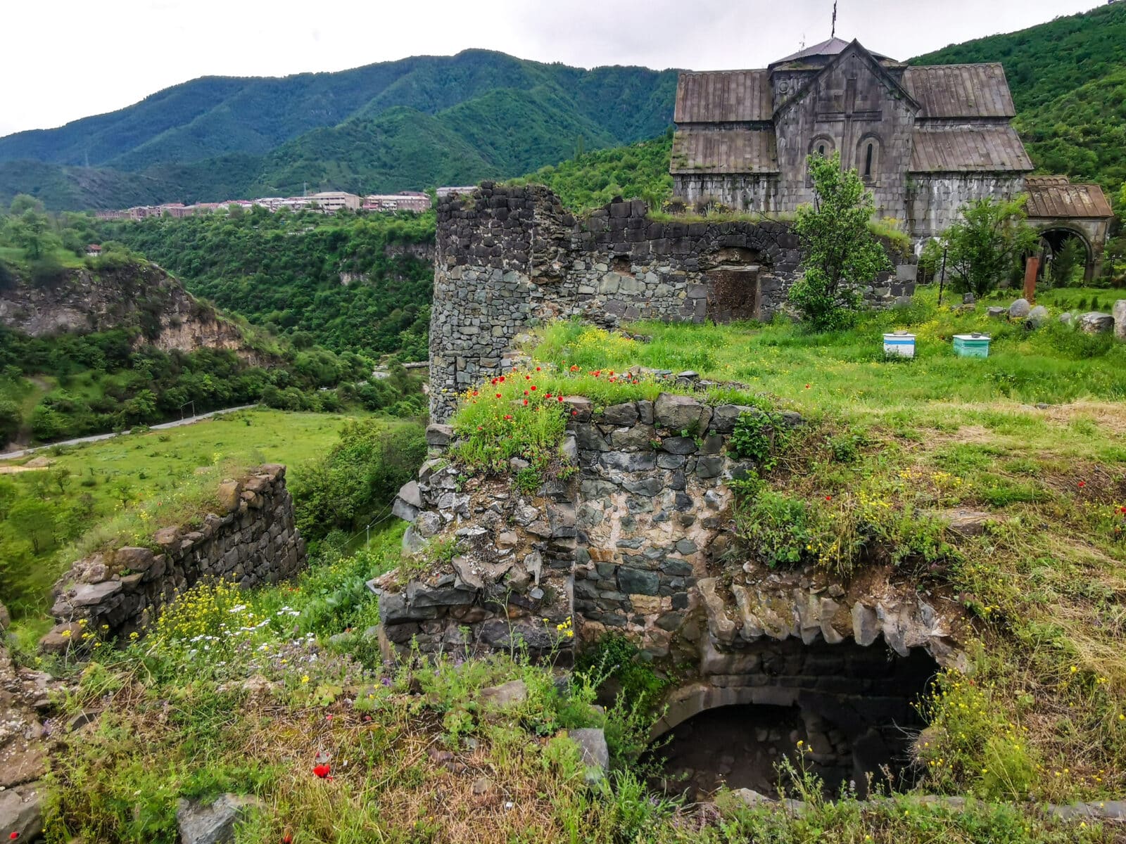 Il monastero abbarbicato sullo spuntone di roccia Il monastero abbarbicato sullo spuntone di roccia