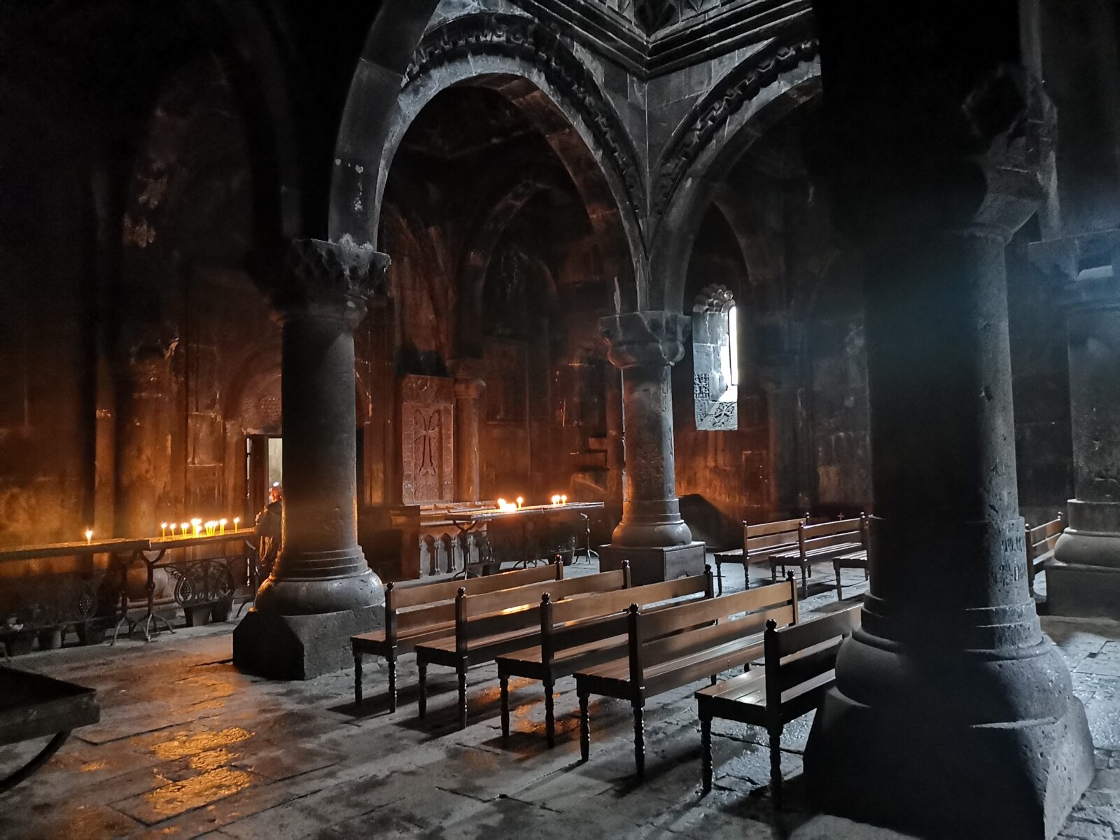 Il sobrio interno del monastero di Ghegard Il sobrio interno del monastero di Ghegard