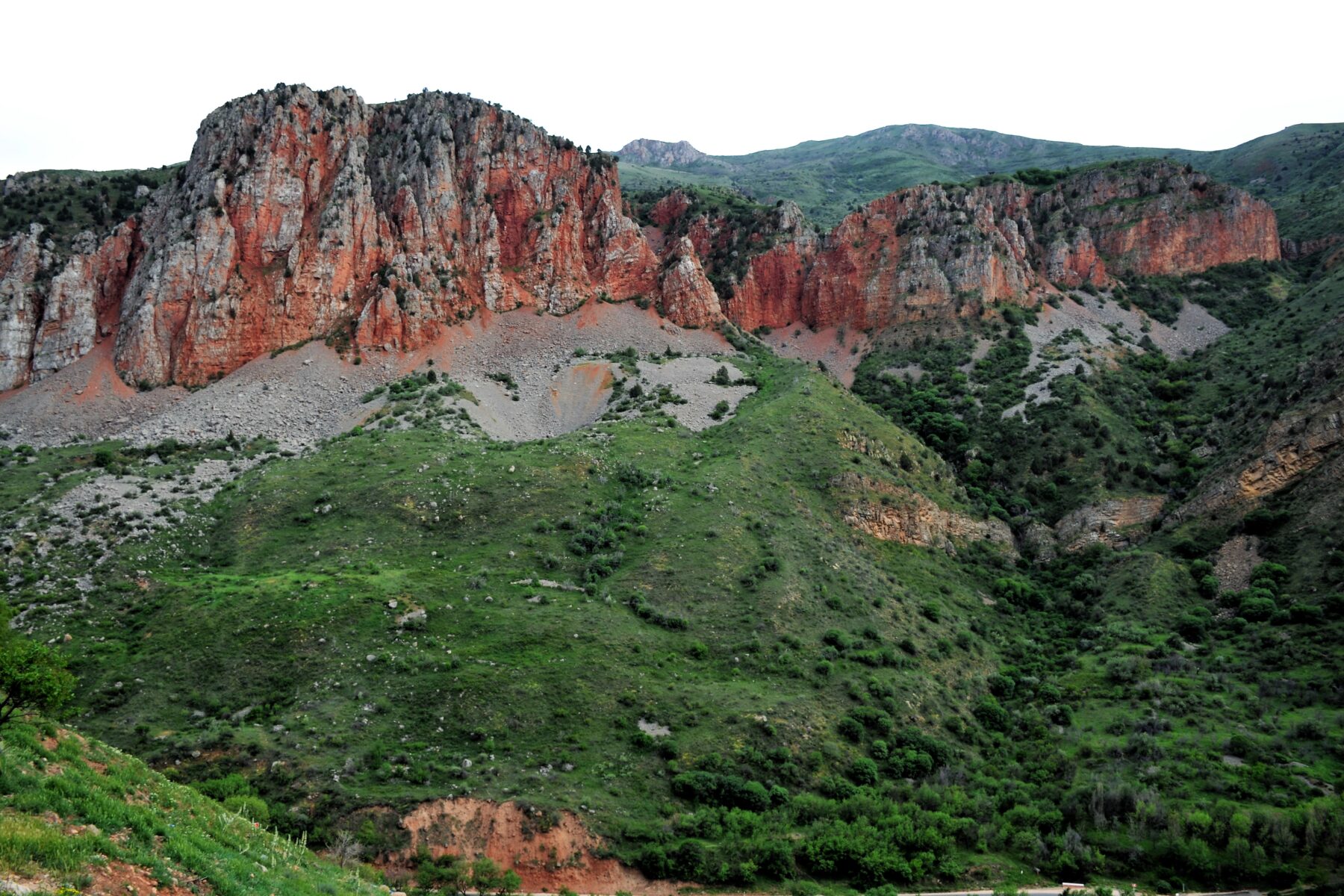 Il suggestivo paesaggio di rocce rosse intorno al monastero Il suggestivo paesaggio di rocce rosse intorno al monastero