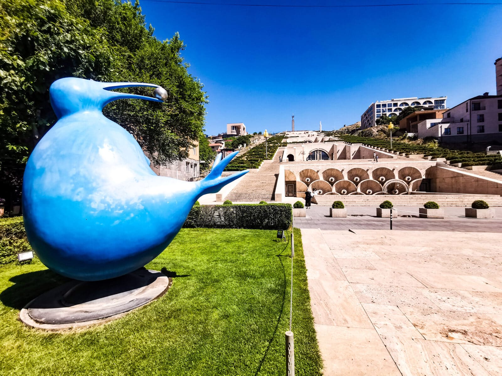 La Cascade con una delle sculture La Cascade con una delle sculture