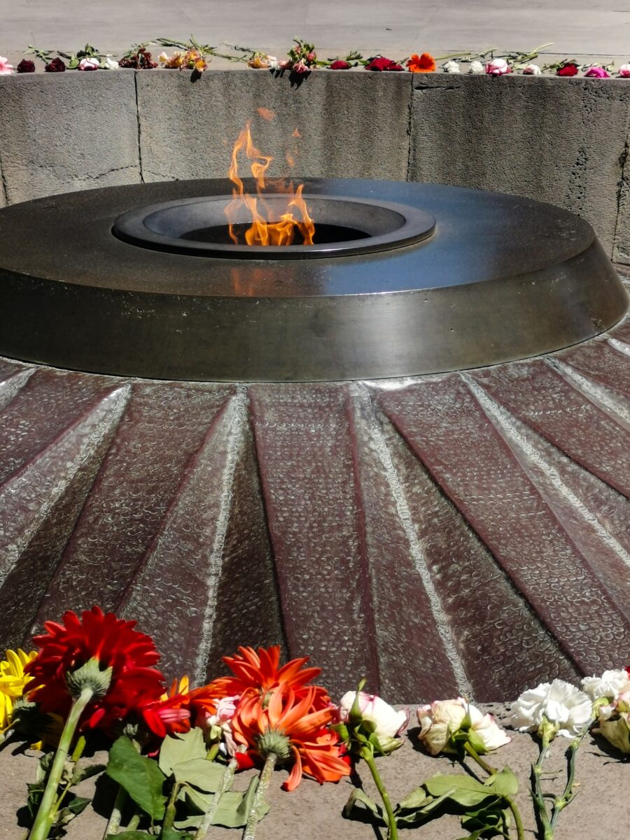 La fiamma eterna al Memoriale del Genocidio La fiamma eterna al Memoriale del Genocidio