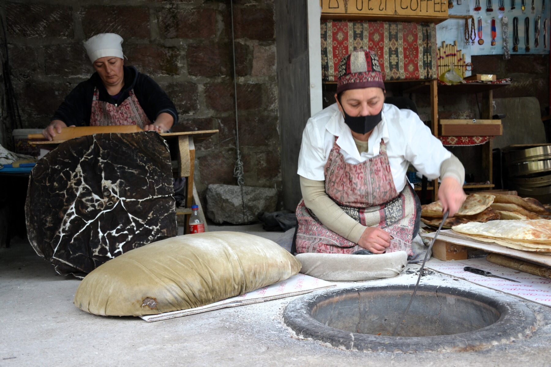 La lavorazione del pane lavash La lavorazione del pane lavash