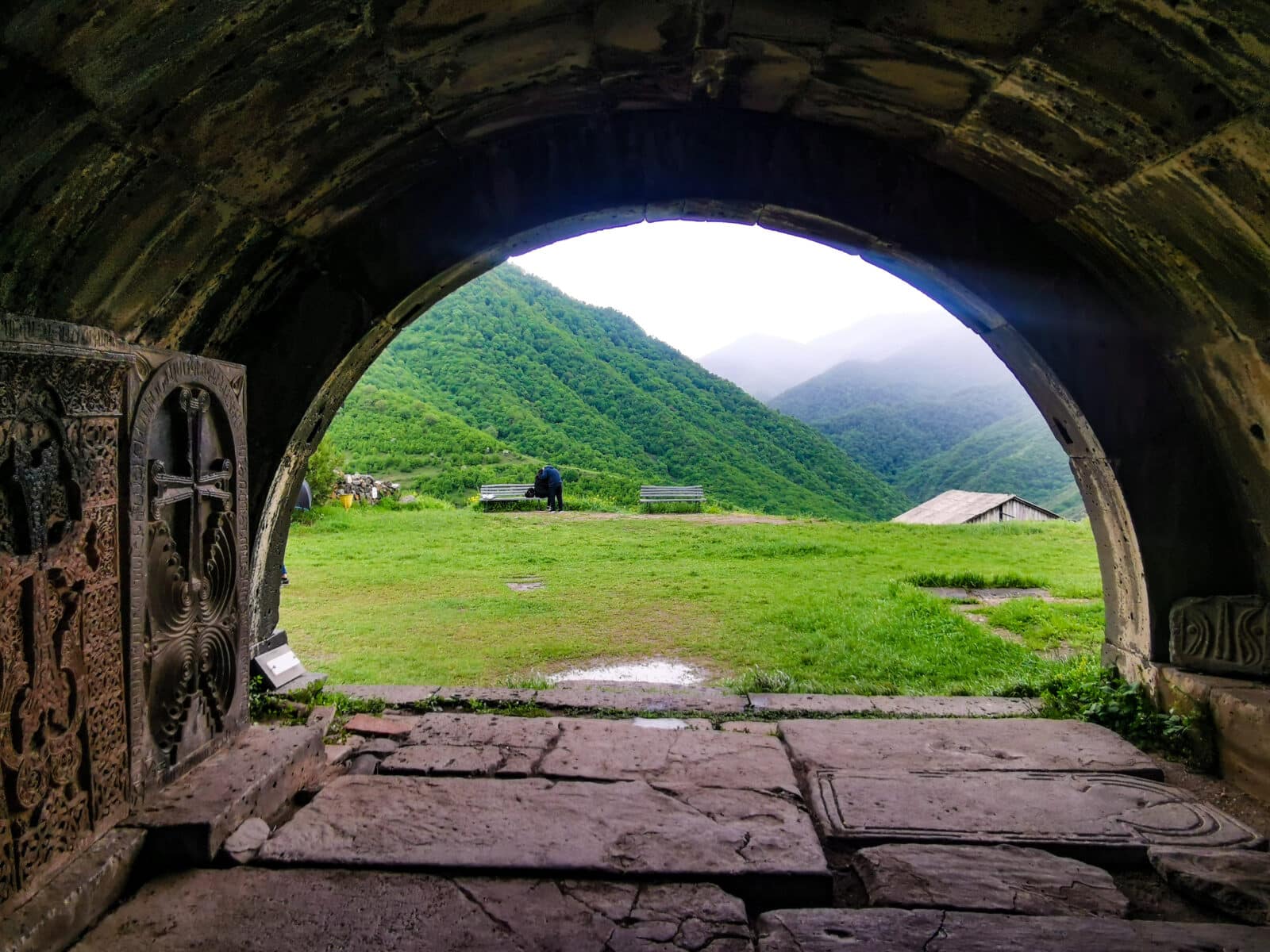 La vista sul panorama incornicata da un'apertura del monastero La vista sul panorama incornicata da un'apertura del monastero