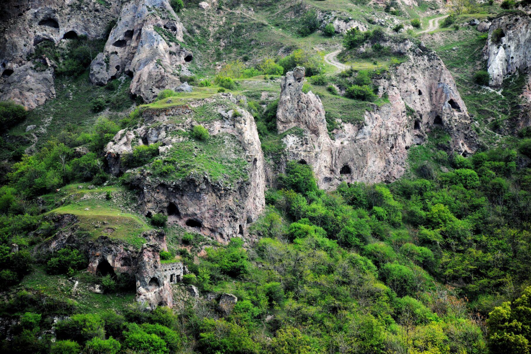 Le antiche case nelle grotte Le antiche case nelle grotte