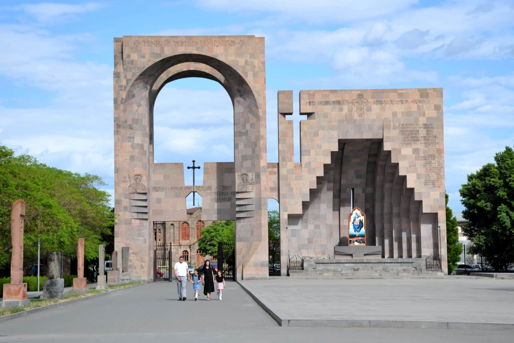 L'ingresso alla Santa Sede di Echmiadzin L'ingresso alla Santa Sede di Echmiadzin