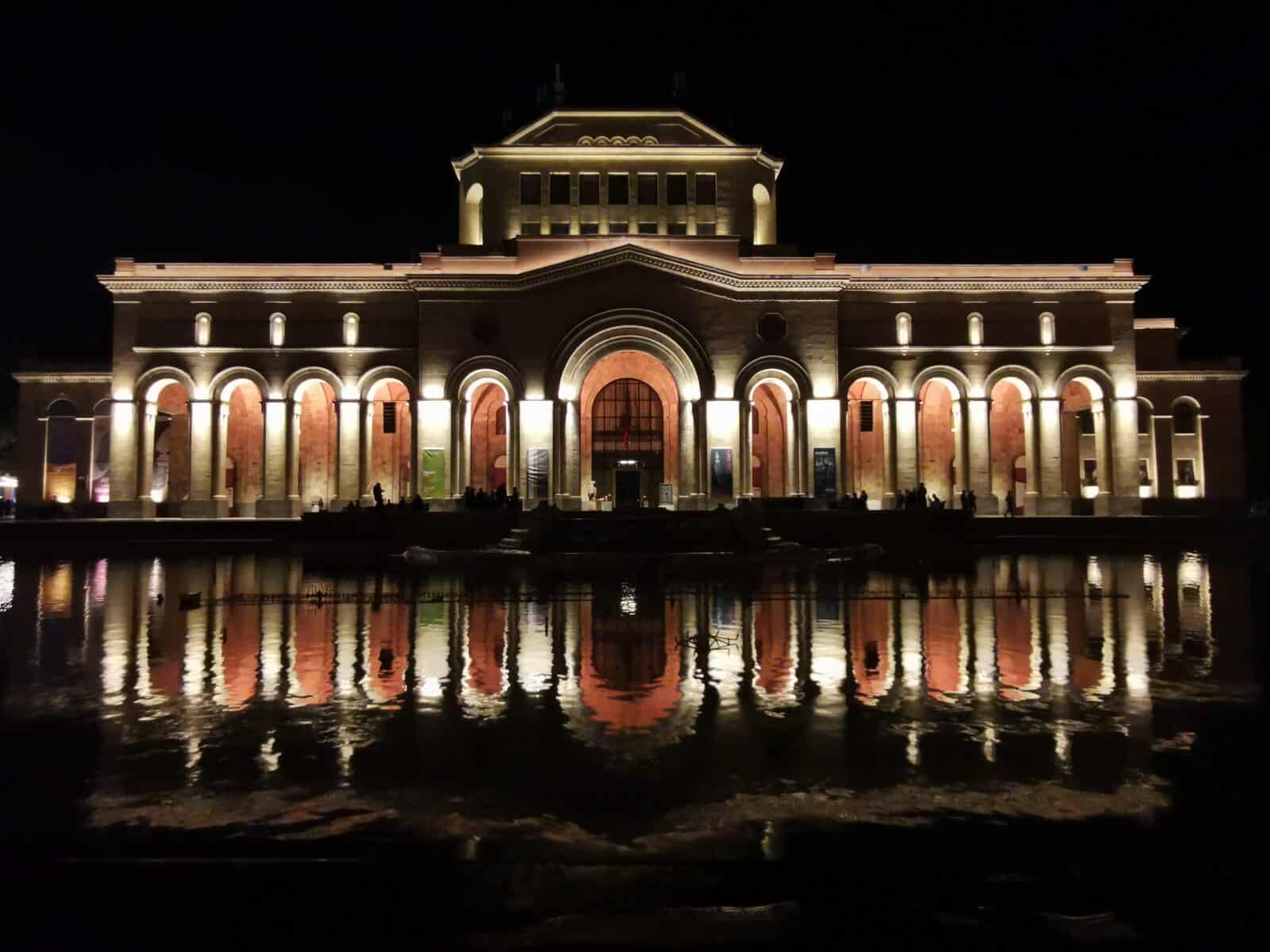 Piazza della Repubblica con l'illuminazione notturna Piazza della Repubblica con l'illuminazione notturna